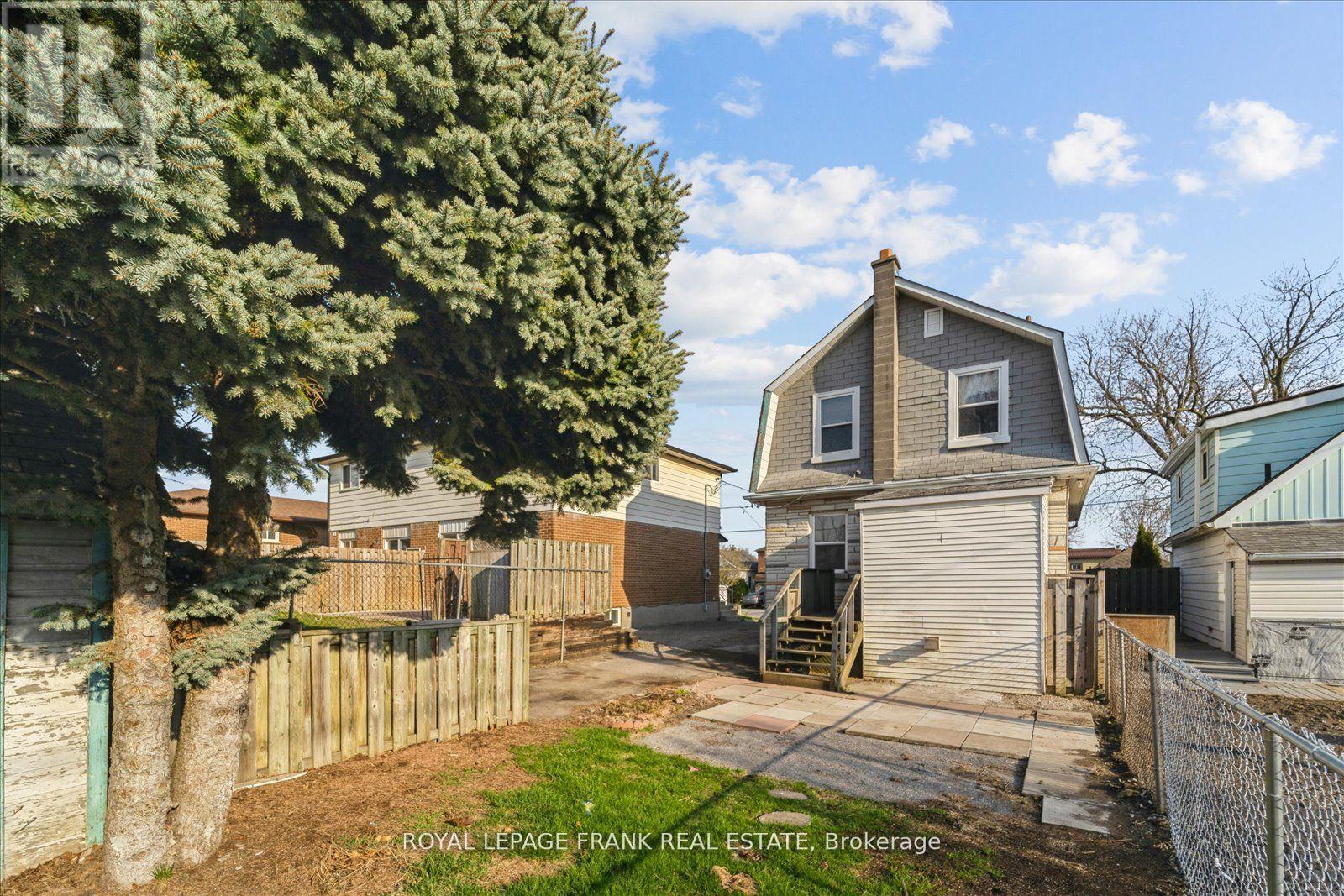 












352 PINE AVENUE

,
Oshawa (Vanier),




Ontario
L1J2H4

