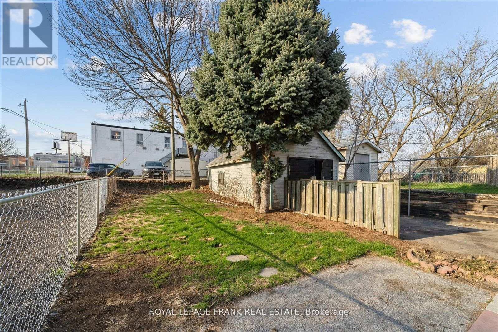 












352 PINE AVENUE

,
Oshawa (Vanier),




Ontario
L1J2H4

