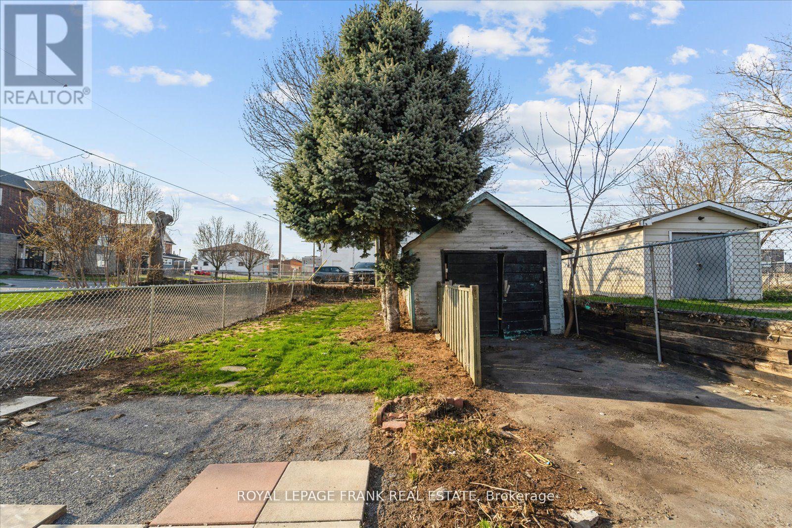 












352 PINE AVENUE

,
Oshawa (Vanier),




Ontario
L1J2H4

