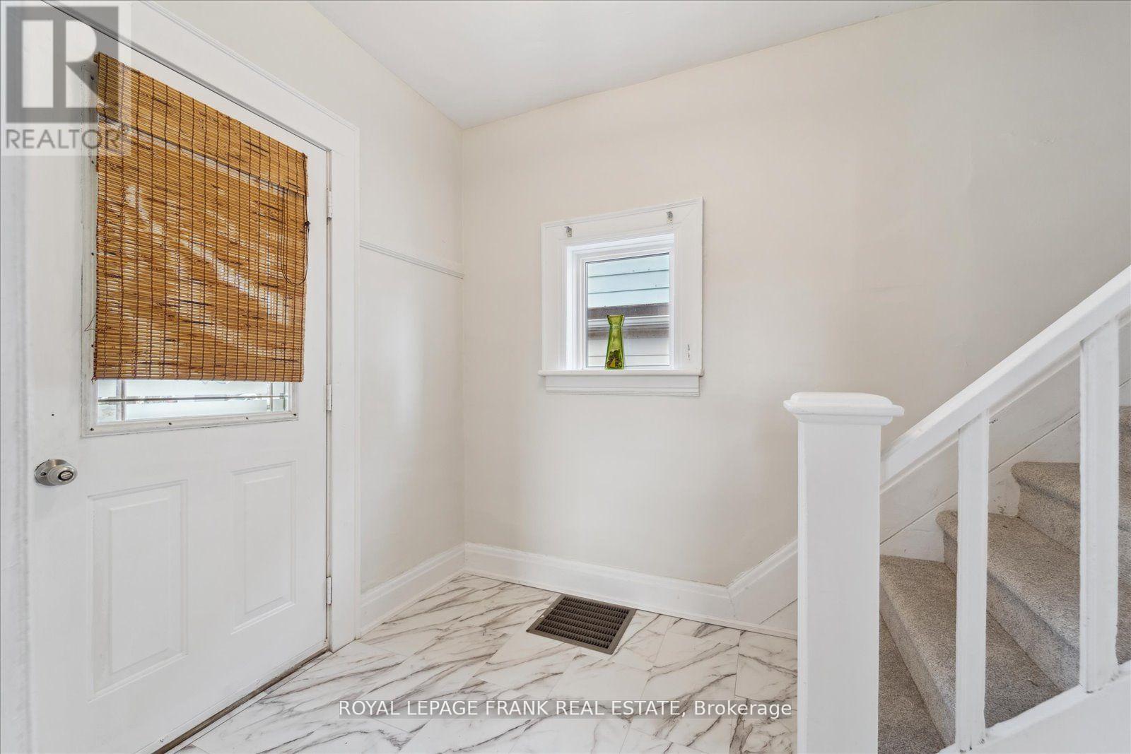 












352 PINE AVENUE

,
Oshawa (Vanier),




Ontario
L1J2H4

