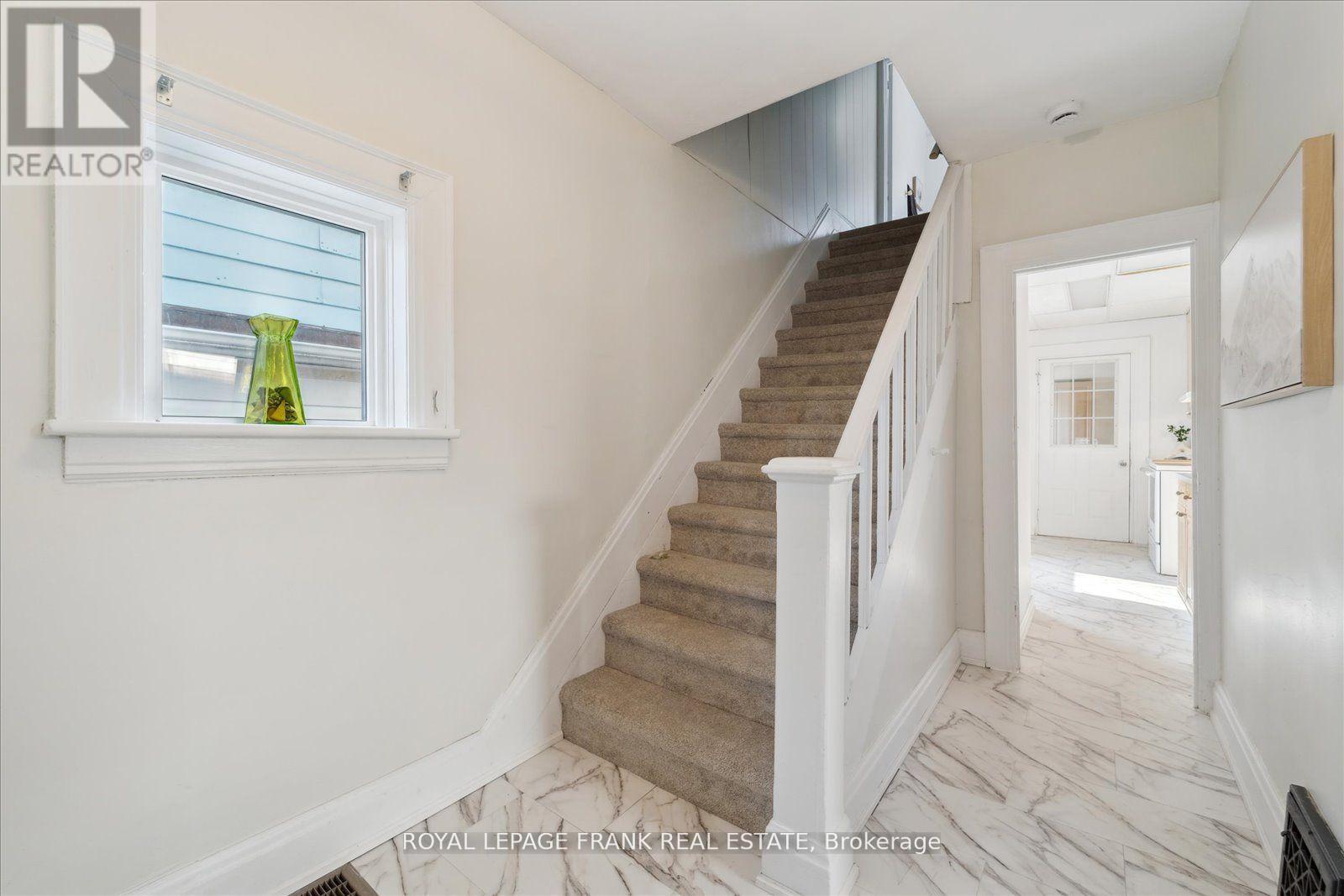 












352 PINE AVENUE

,
Oshawa (Vanier),




Ontario
L1J2H4

