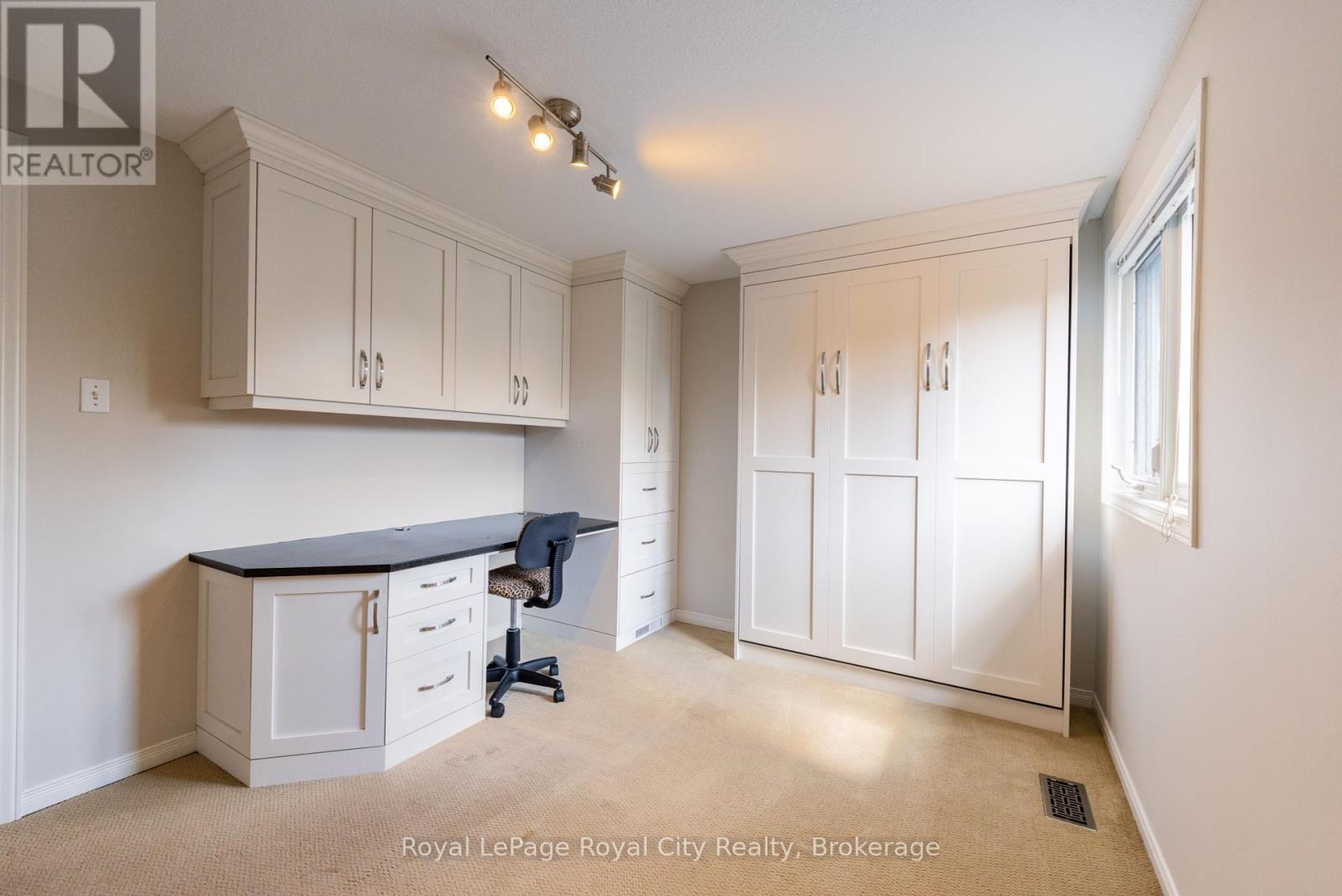 












12 BURKE COURT

,
Guelph (Pineridge/Westminster Woods),




Ontario
N1L1J2

