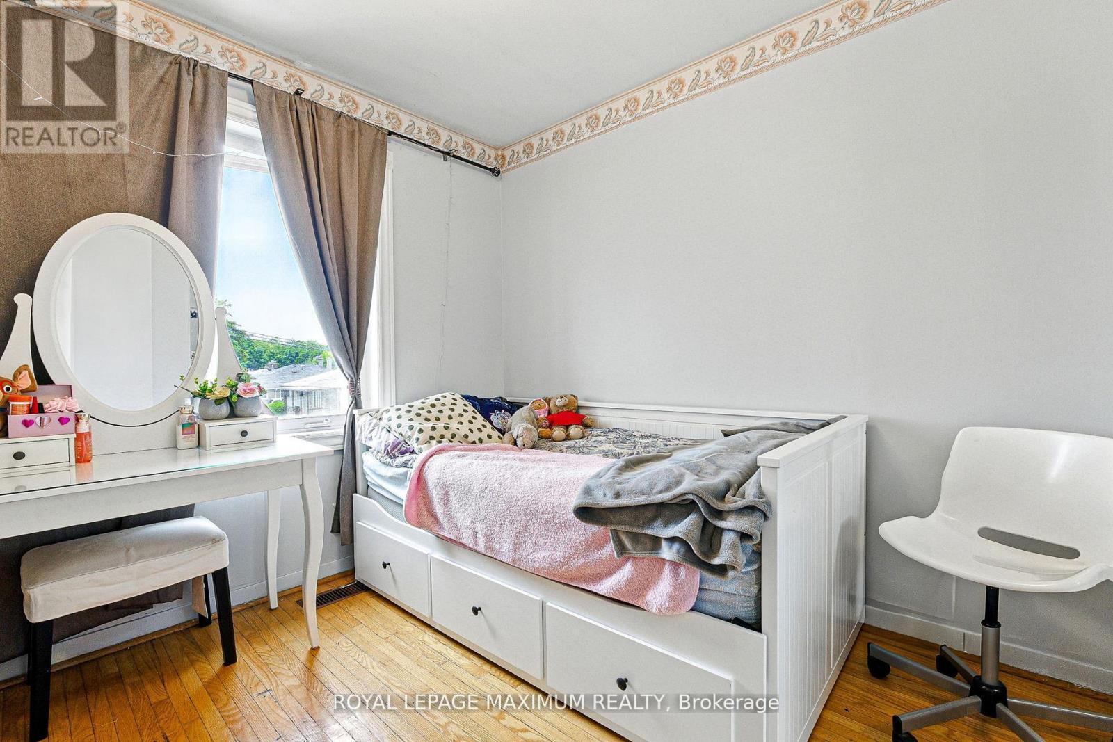 












32 FENNIMORE CRESCENT

,
Toronto,




Ontario
M3N1G8

