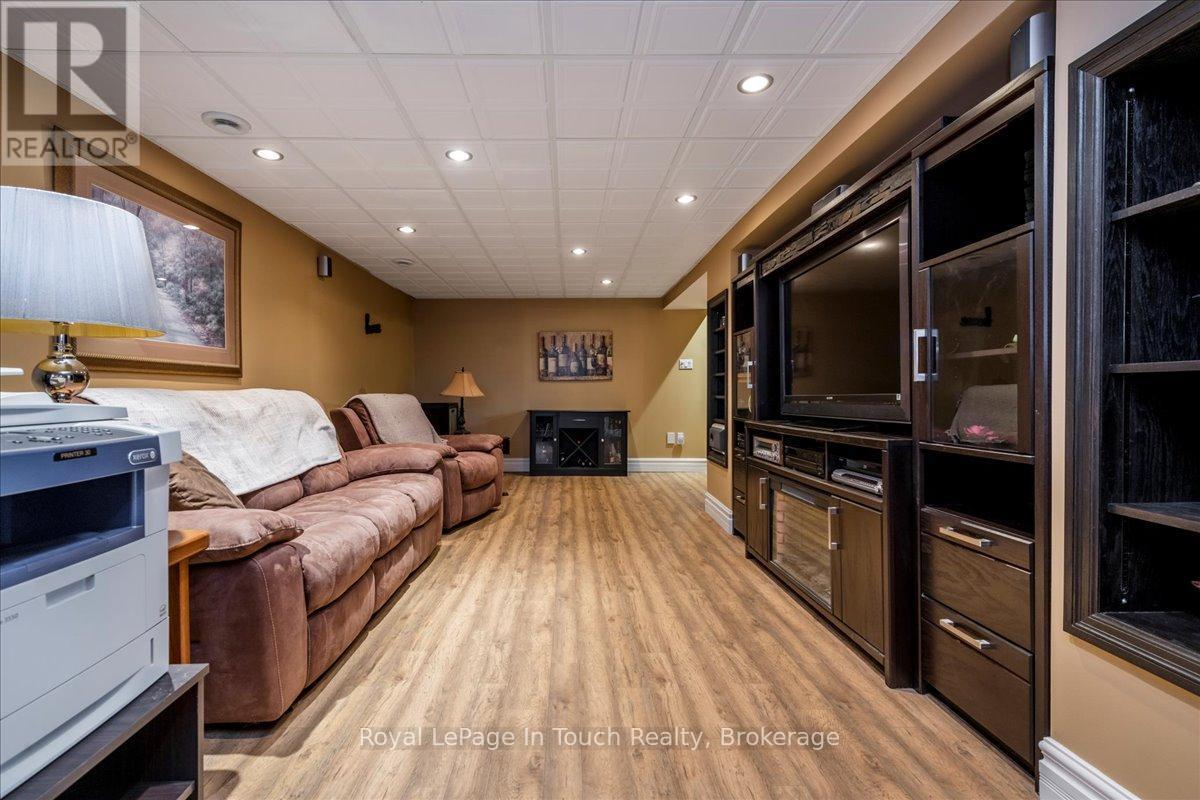 












296 JOHN STREET

,
Midland,




Ontario
L4R2J5

