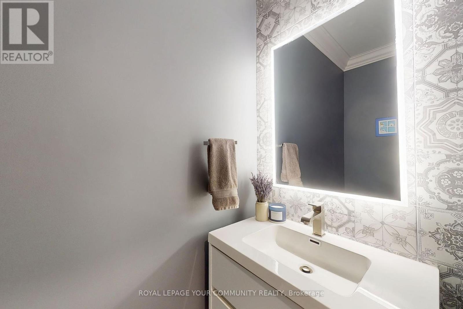 












150 CREEKLAND AVENUE

,
Whitchurch-Stouffville,




Ontario
L4A1Y9

