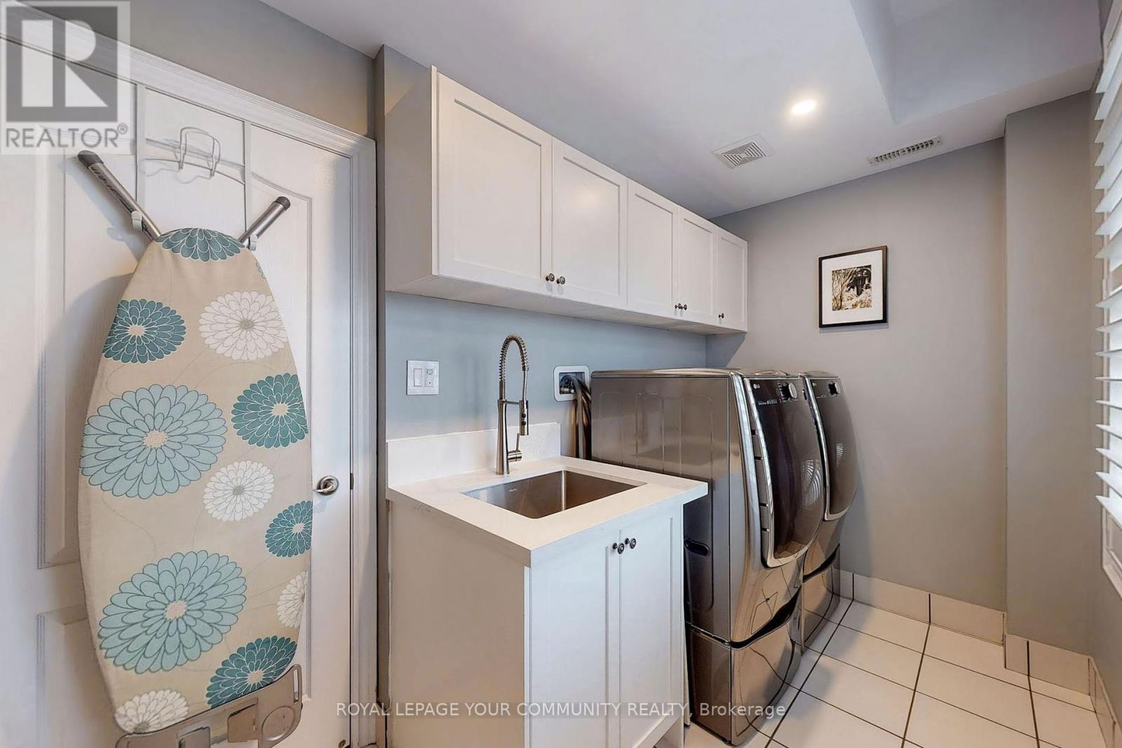 












150 CREEKLAND AVENUE

,
Whitchurch-Stouffville,




Ontario
L4A1Y9

