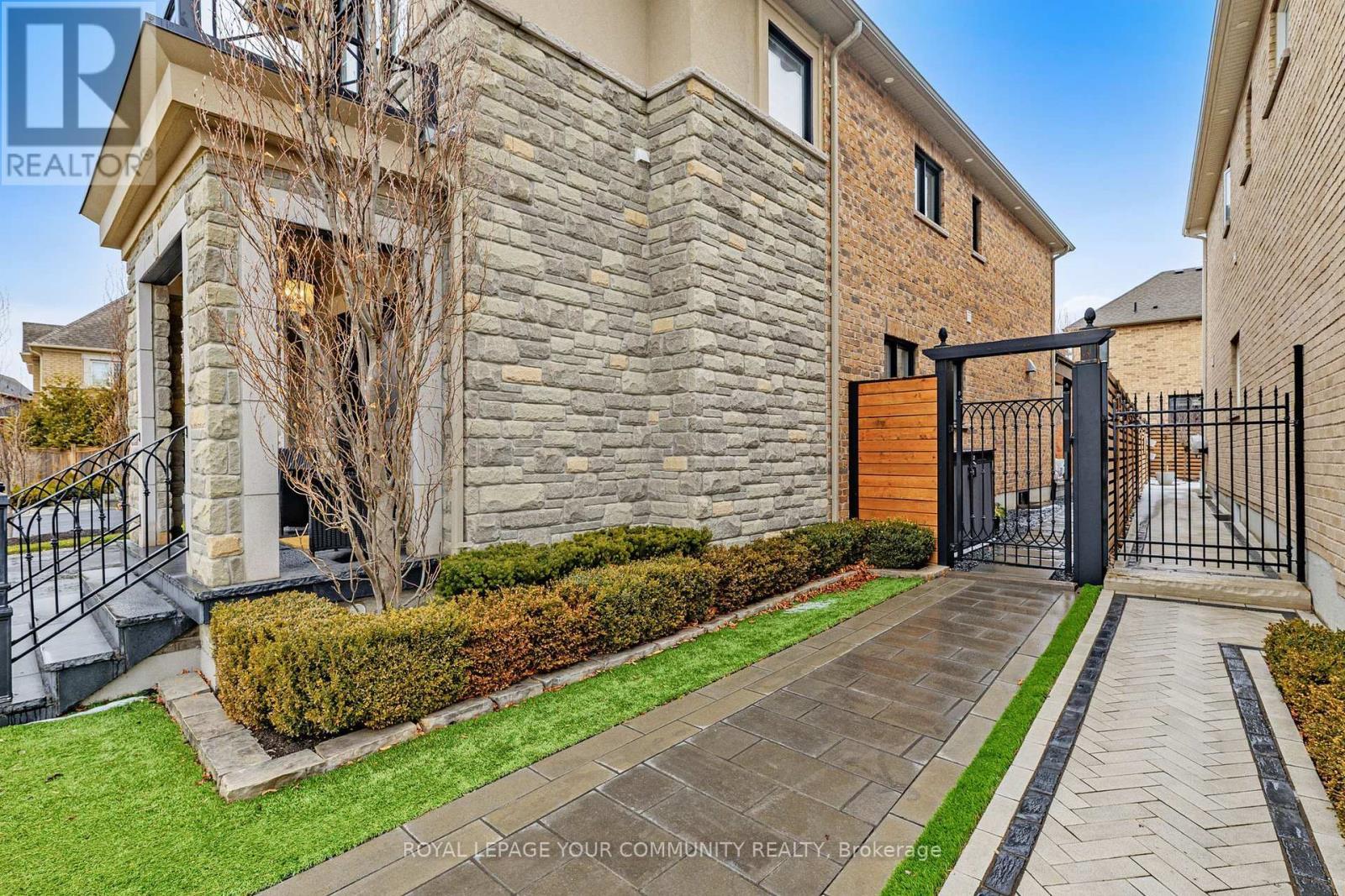 












150 CREEKLAND AVENUE

,
Whitchurch-Stouffville,




Ontario
L4A1Y9

