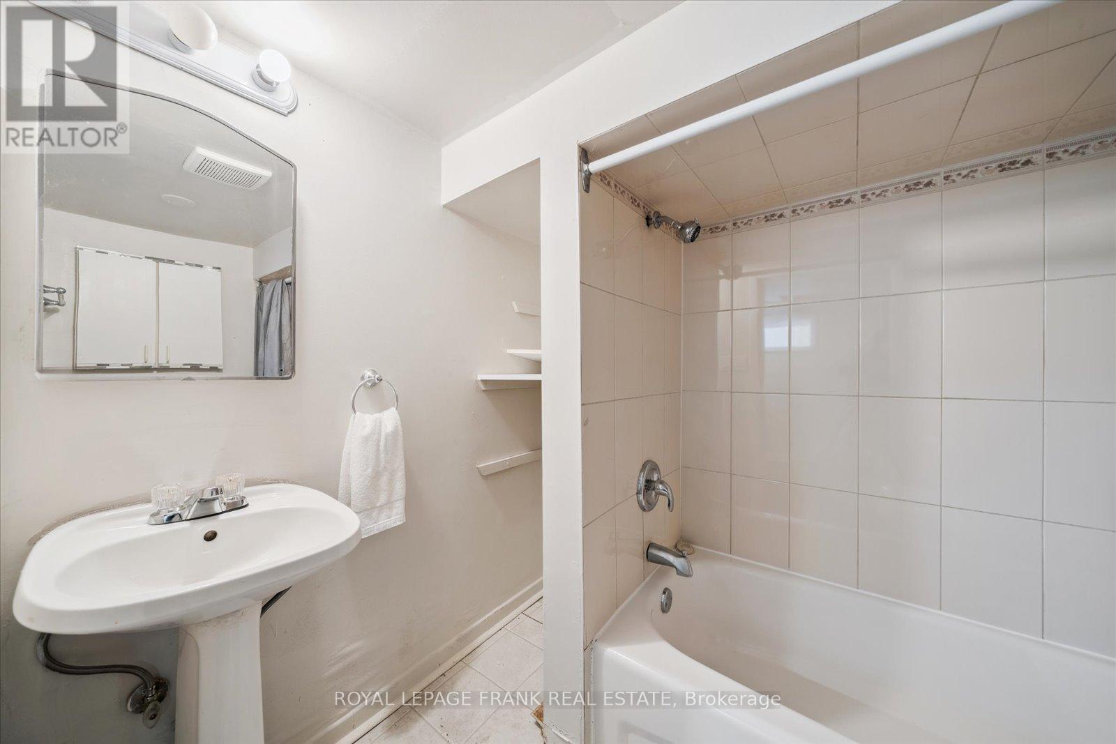 












159 AGNES STREET

,
Oshawa (O'Neill),




Ontario
L1G1V3

