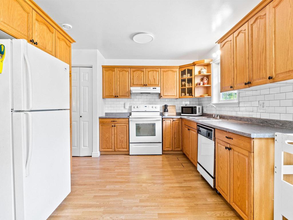 












201 Clayton Drive

,
Fox Point,




NS
B0J 1T0


