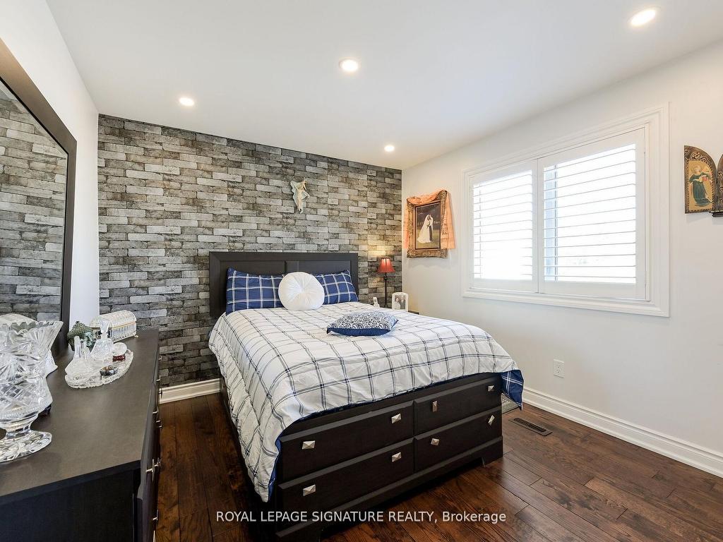 









281


Mcgill

Street,
Mississauga,




ON
L5A 1V3

