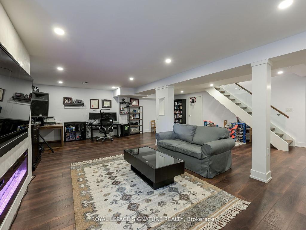 









281


Mcgill

Street,
Mississauga,




ON
L5A 1V3

