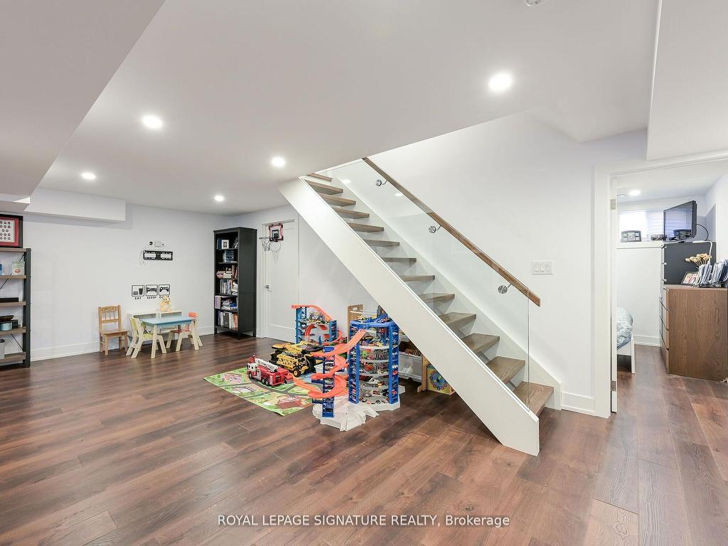 









281


Mcgill

Street,
Mississauga,




ON
L5A 1V3


