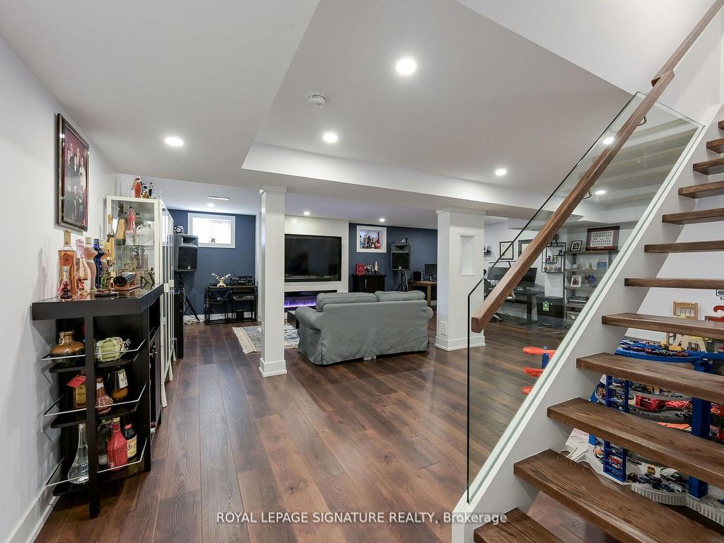 









281


Mcgill

Street,
Mississauga,




ON
L5A 1V3


