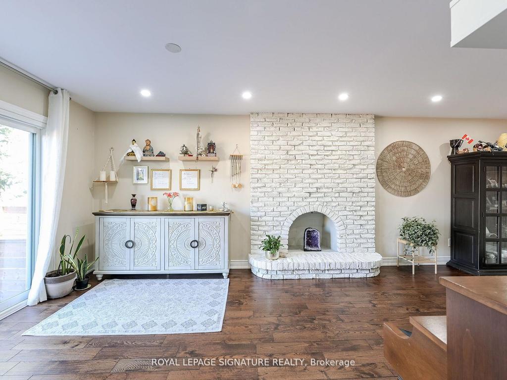 









281


Mcgill

Street,
Mississauga,




ON
L5A 1V3

