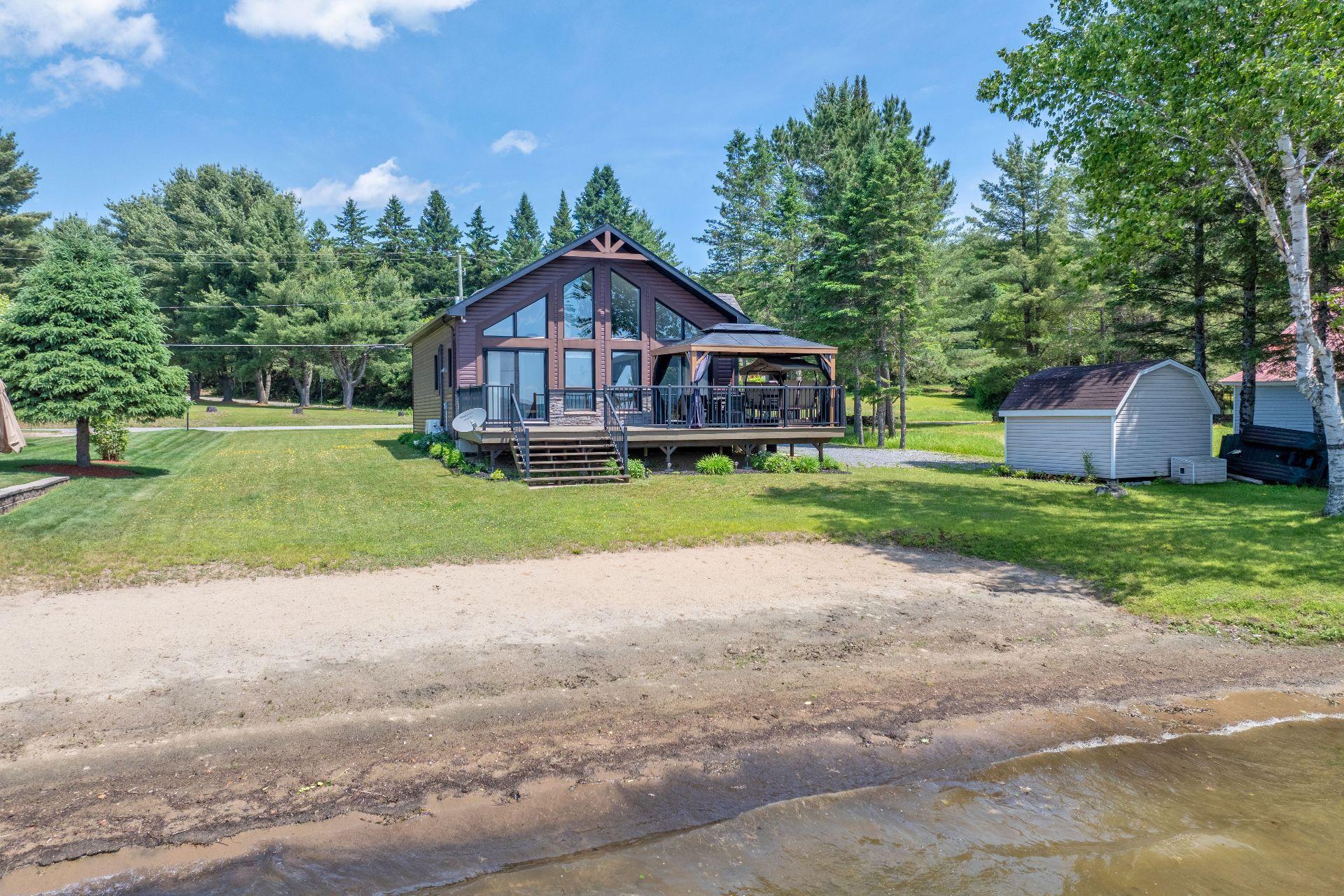 









2146


Ch. du Tour-du-Lac

,
Lac-des-Plages,




QC
J0T1K0

