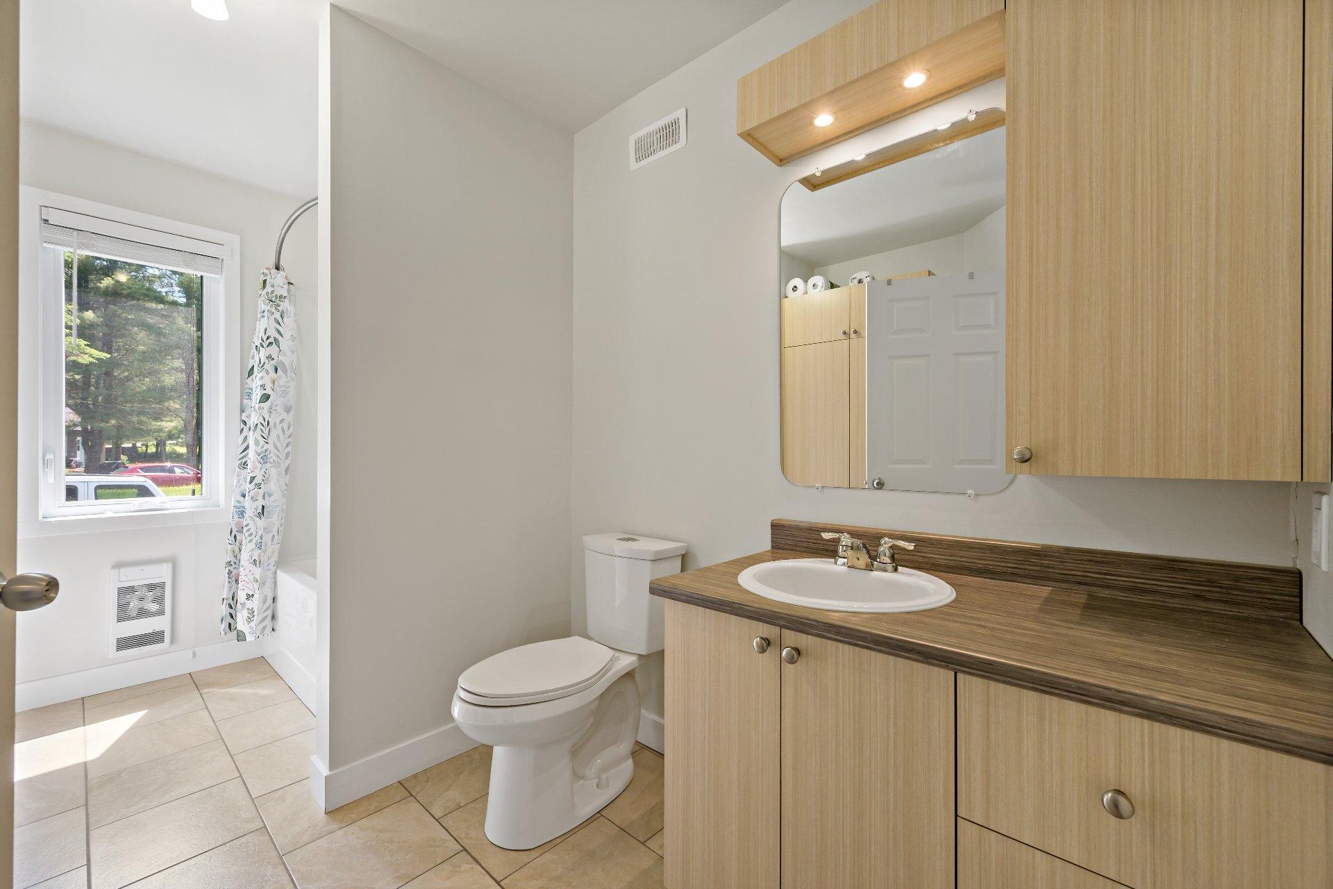 









2146


Ch. du Tour-du-Lac

,
Lac-des-Plages,




QC
J0T1K0

