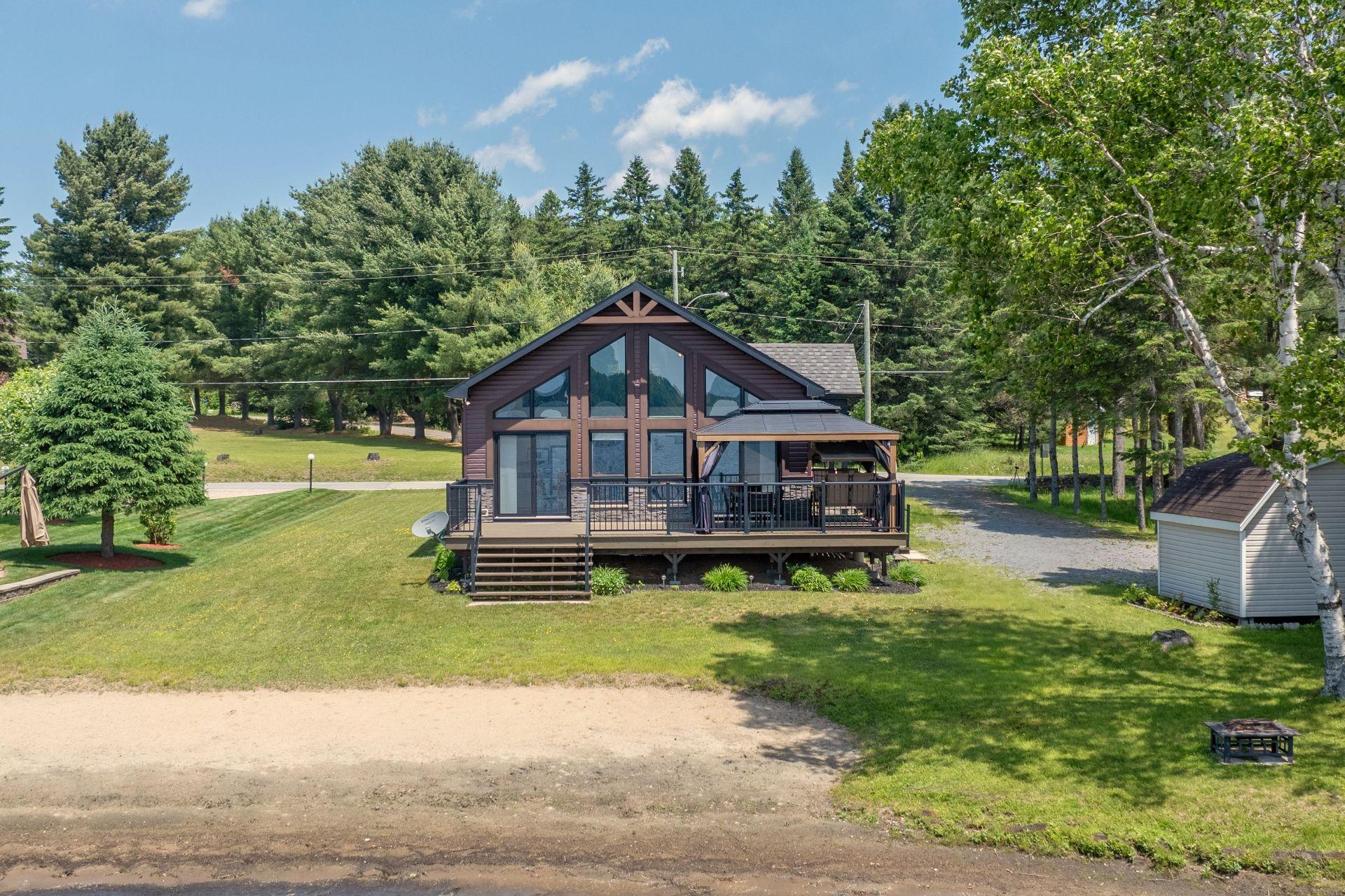 









2146


Ch. du Tour-du-Lac

,
Lac-des-Plages,




QC
J0T1K0

