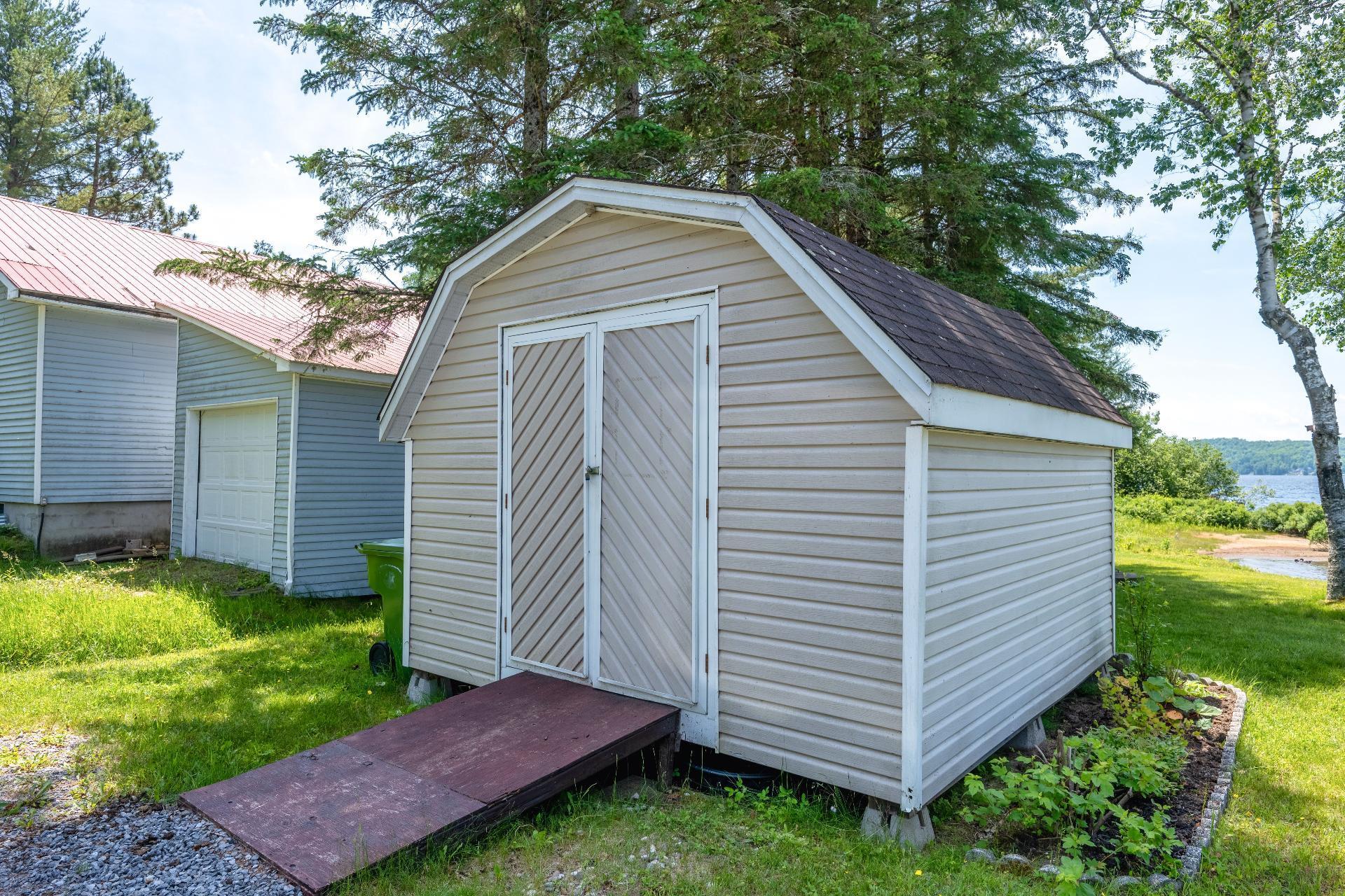 









2146


Ch. du Tour-du-Lac

,
Lac-des-Plages,




QC
J0T1K0

