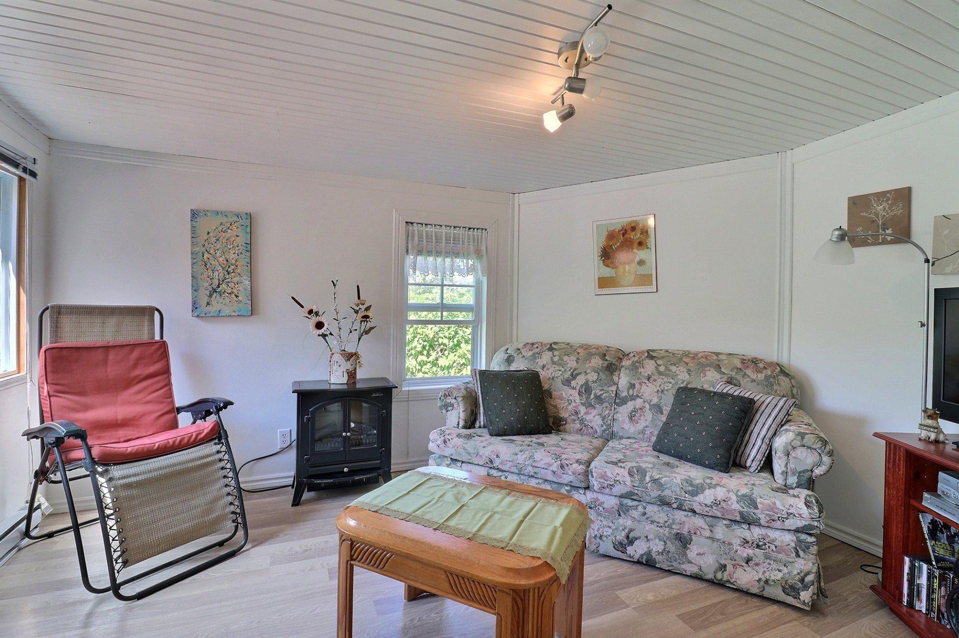 









240


Ch. de Blue Sea

,
Gracefield,




QC
J0X1X0

