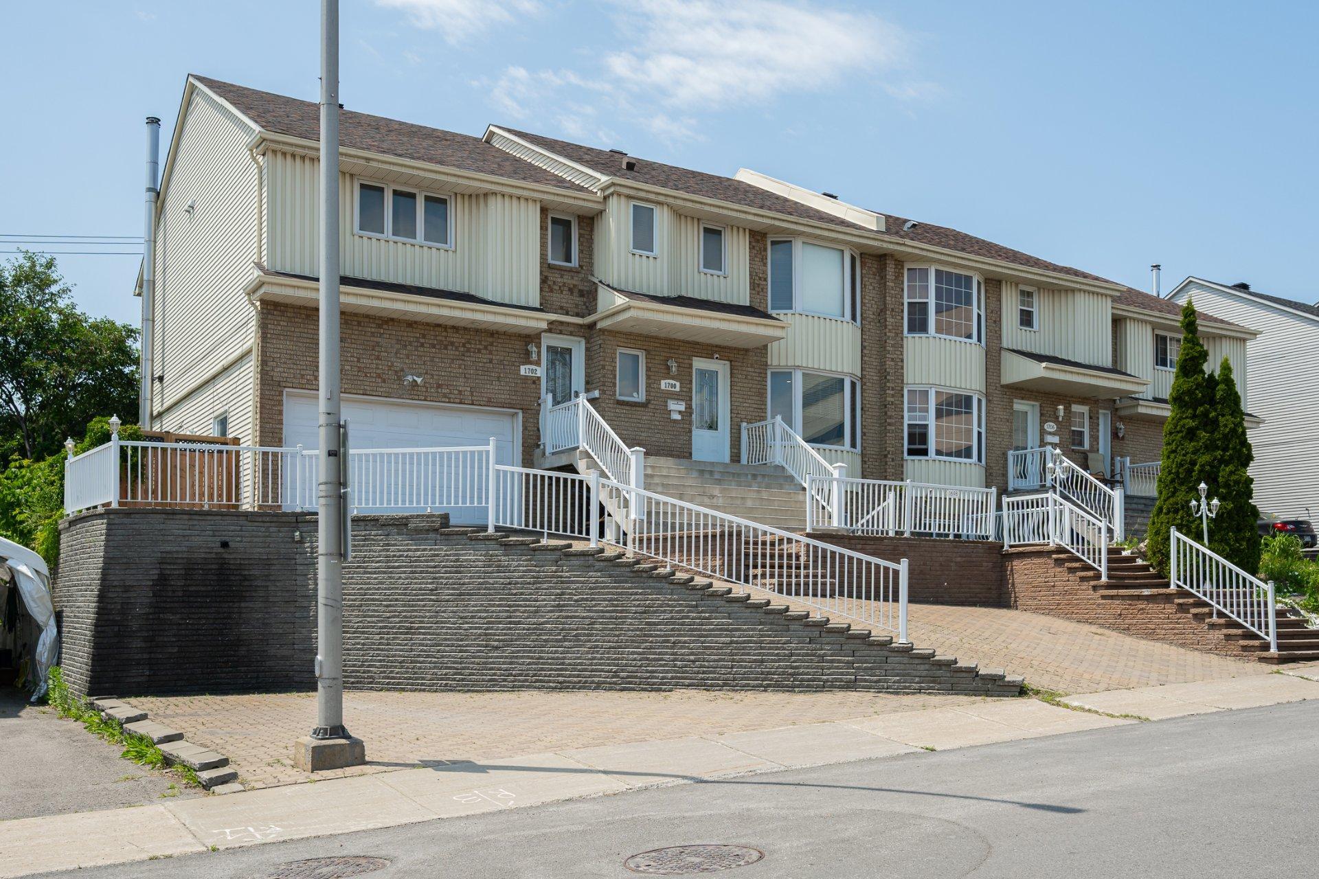 









1698

 - 1702


Rue de Touraine

,
Laval (Chomedey),




QC
H7N5W6

