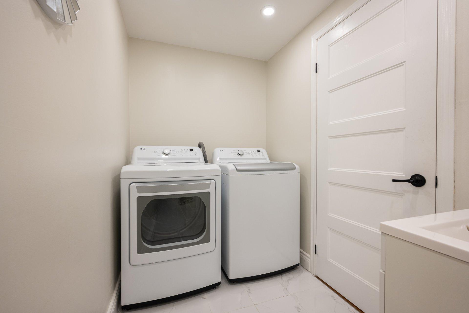 









1698

 - 1702


Rue de Touraine

,
Laval (Chomedey),




QC
H7N5W6

