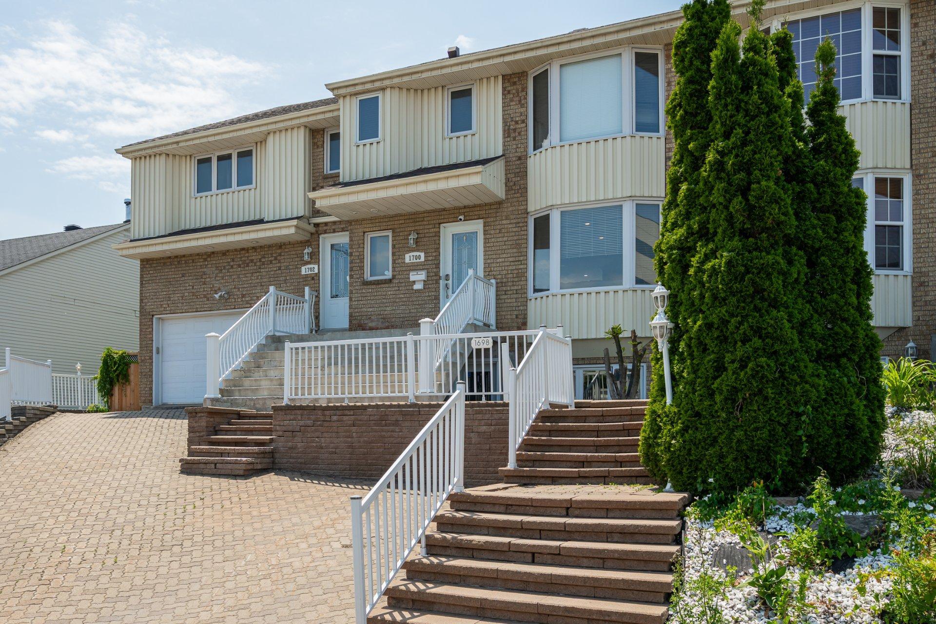 









1698

 - 1702


Rue de Touraine

,
Laval (Chomedey),




QC
H7N5W6

