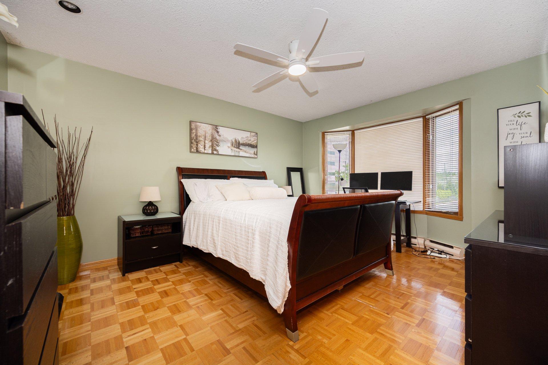 









1698

 - 1702


Rue de Touraine

,
Laval (Chomedey),




QC
H7N5W6

