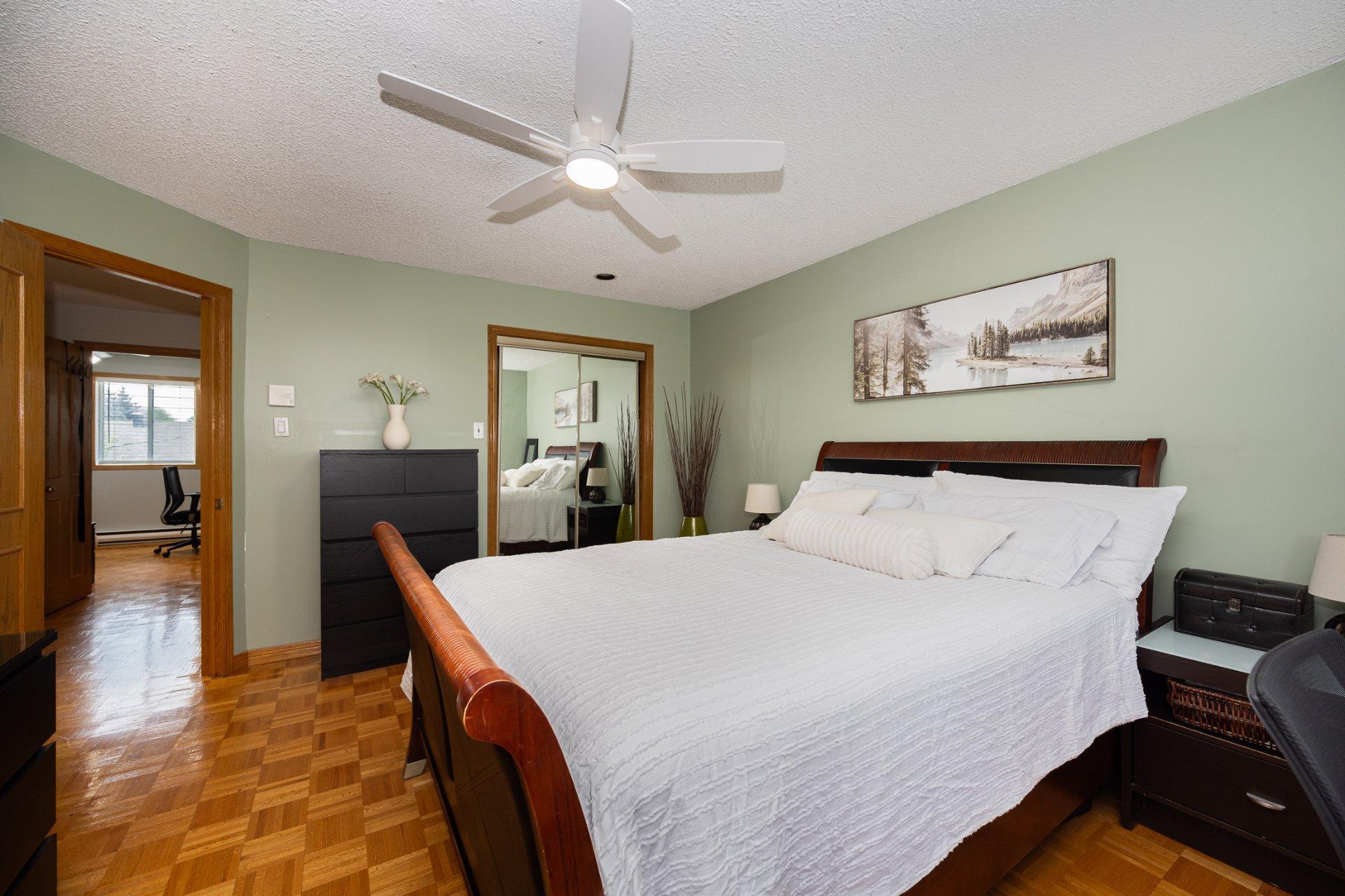 









1698

 - 1702


Rue de Touraine

,
Laval (Chomedey),




QC
H7N5W6

