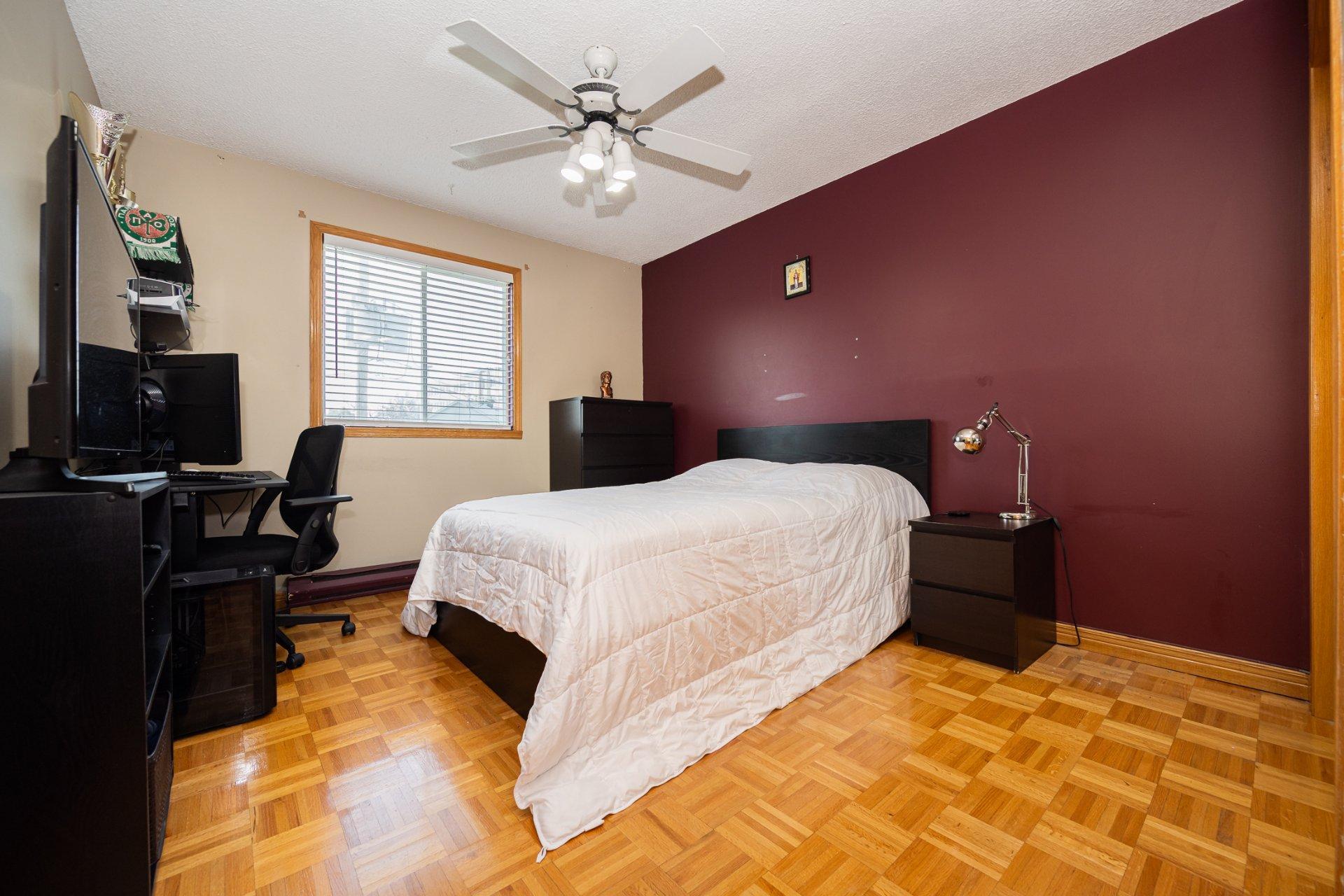 









1698

 - 1702


Rue de Touraine

,
Laval (Chomedey),




QC
H7N5W6

