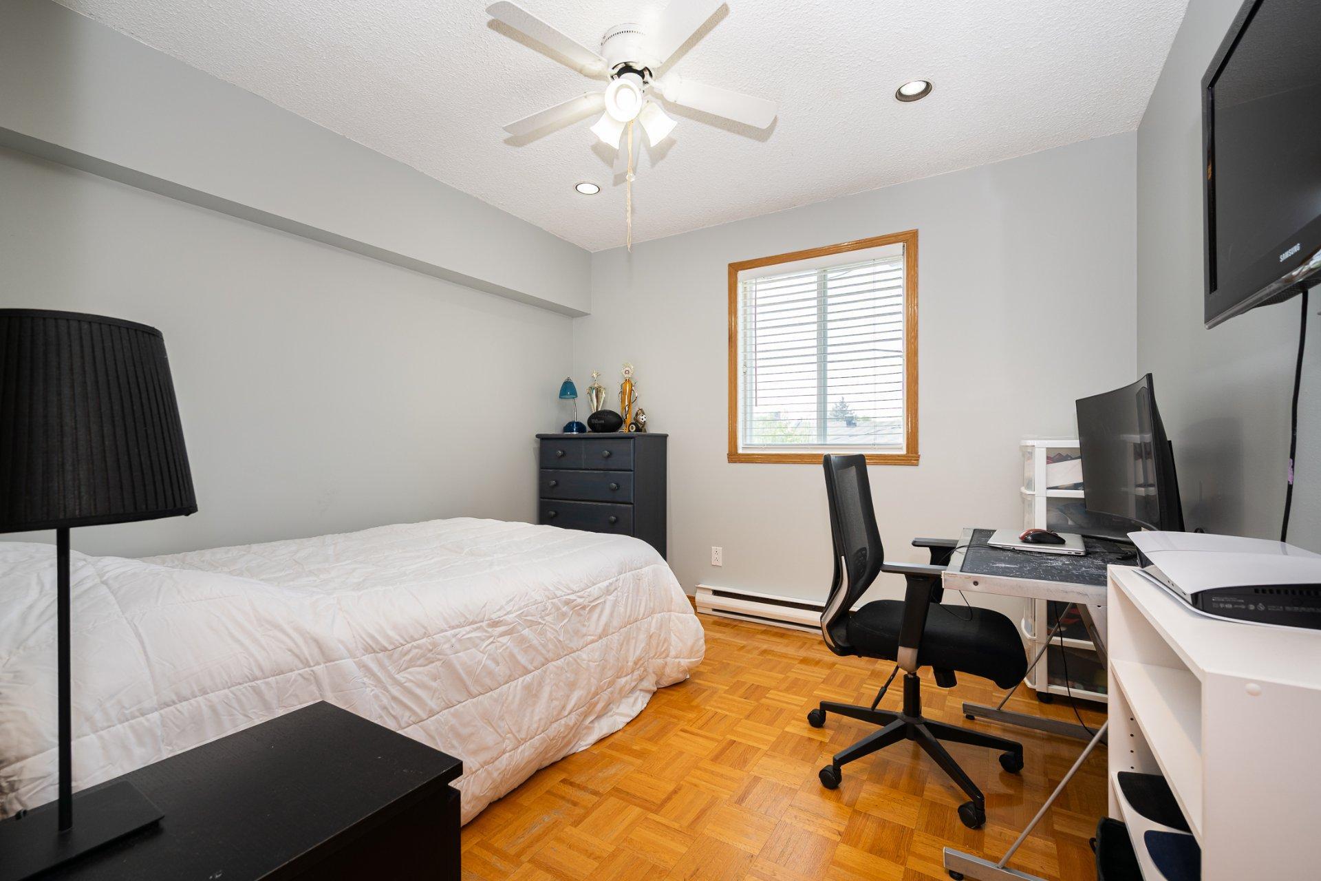 









1698

 - 1702


Rue de Touraine

,
Laval (Chomedey),




QC
H7N5W6

