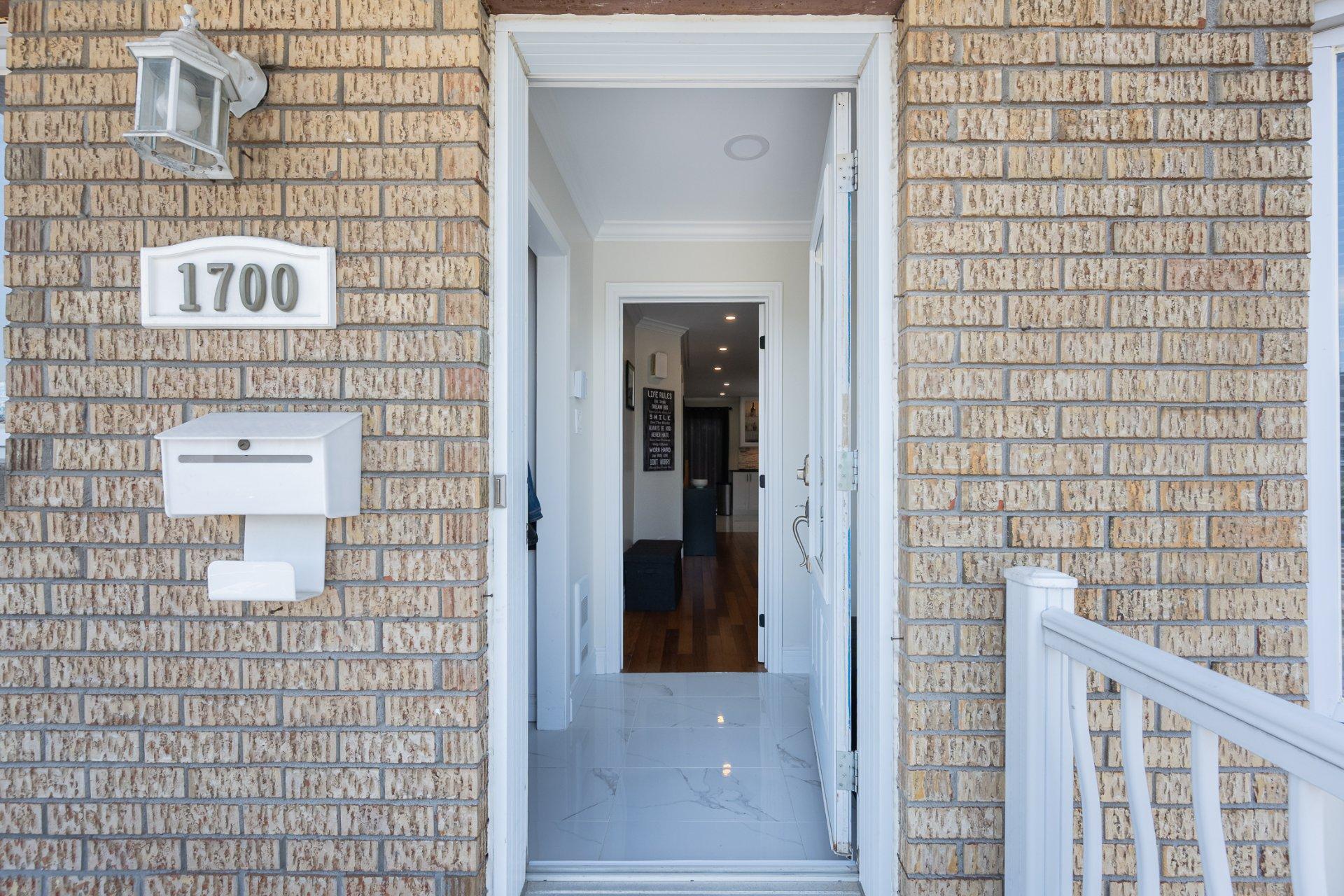 









1698

 - 1702


Rue de Touraine

,
Laval (Chomedey),




QC
H7N5W6

