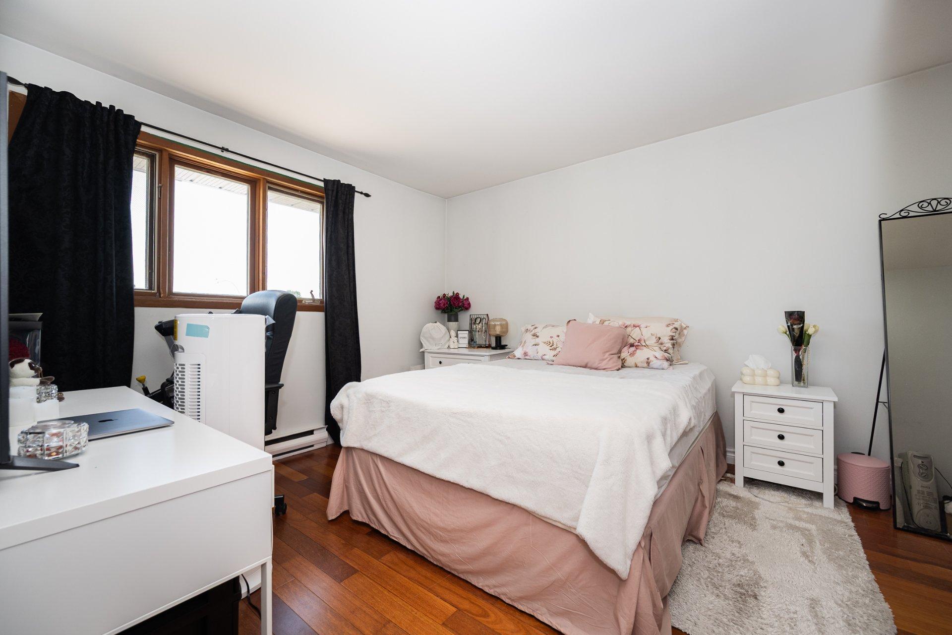 









1698

 - 1702


Rue de Touraine

,
Laval (Chomedey),




QC
H7N5W6

