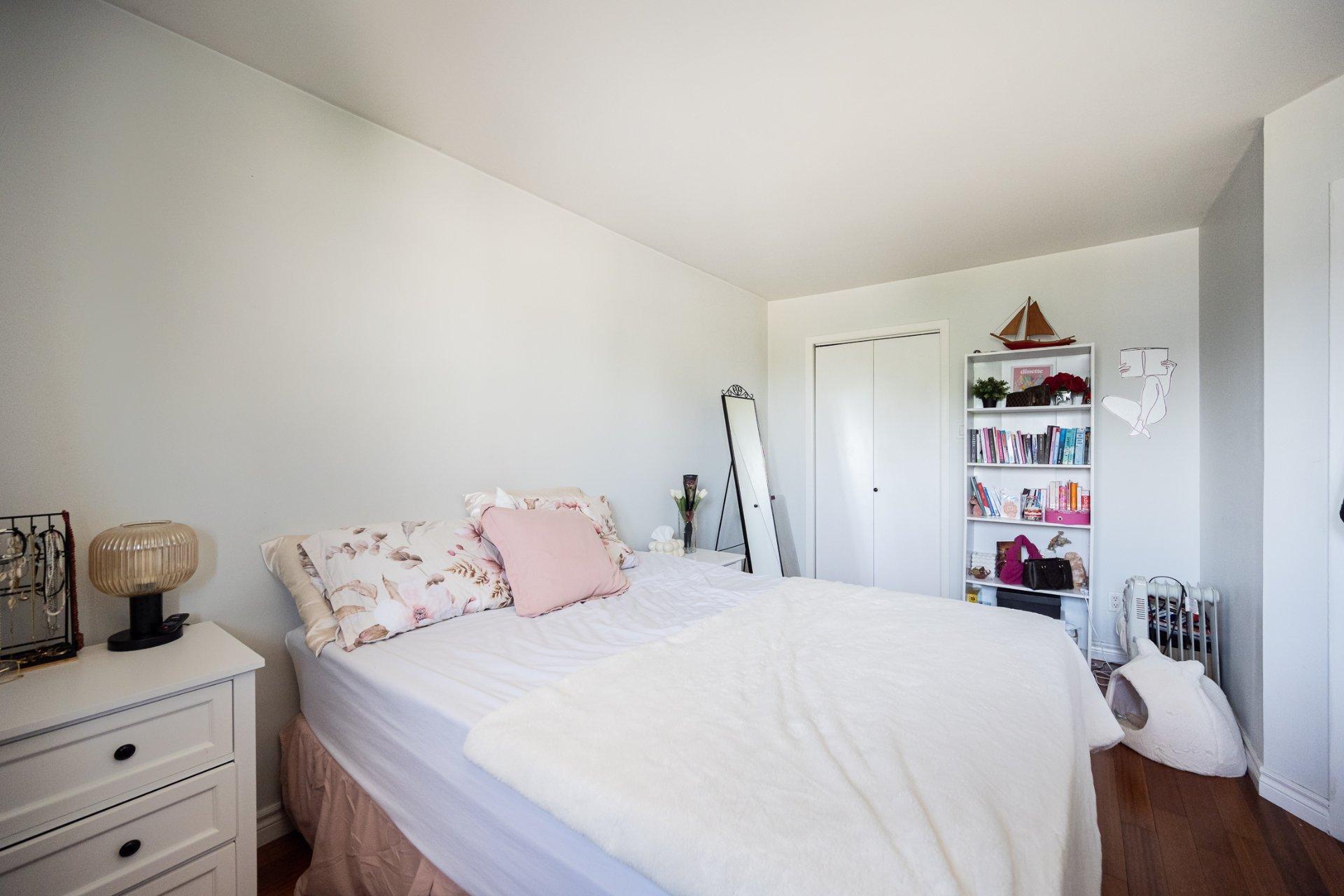 









1698

 - 1702


Rue de Touraine

,
Laval (Chomedey),




QC
H7N5W6

