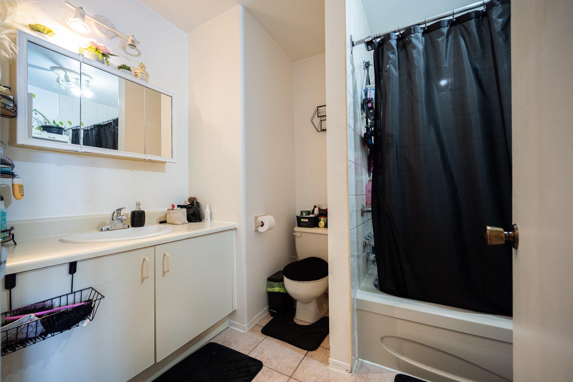 









1698

 - 1702


Rue de Touraine

,
Laval (Chomedey),




QC
H7N5W6

