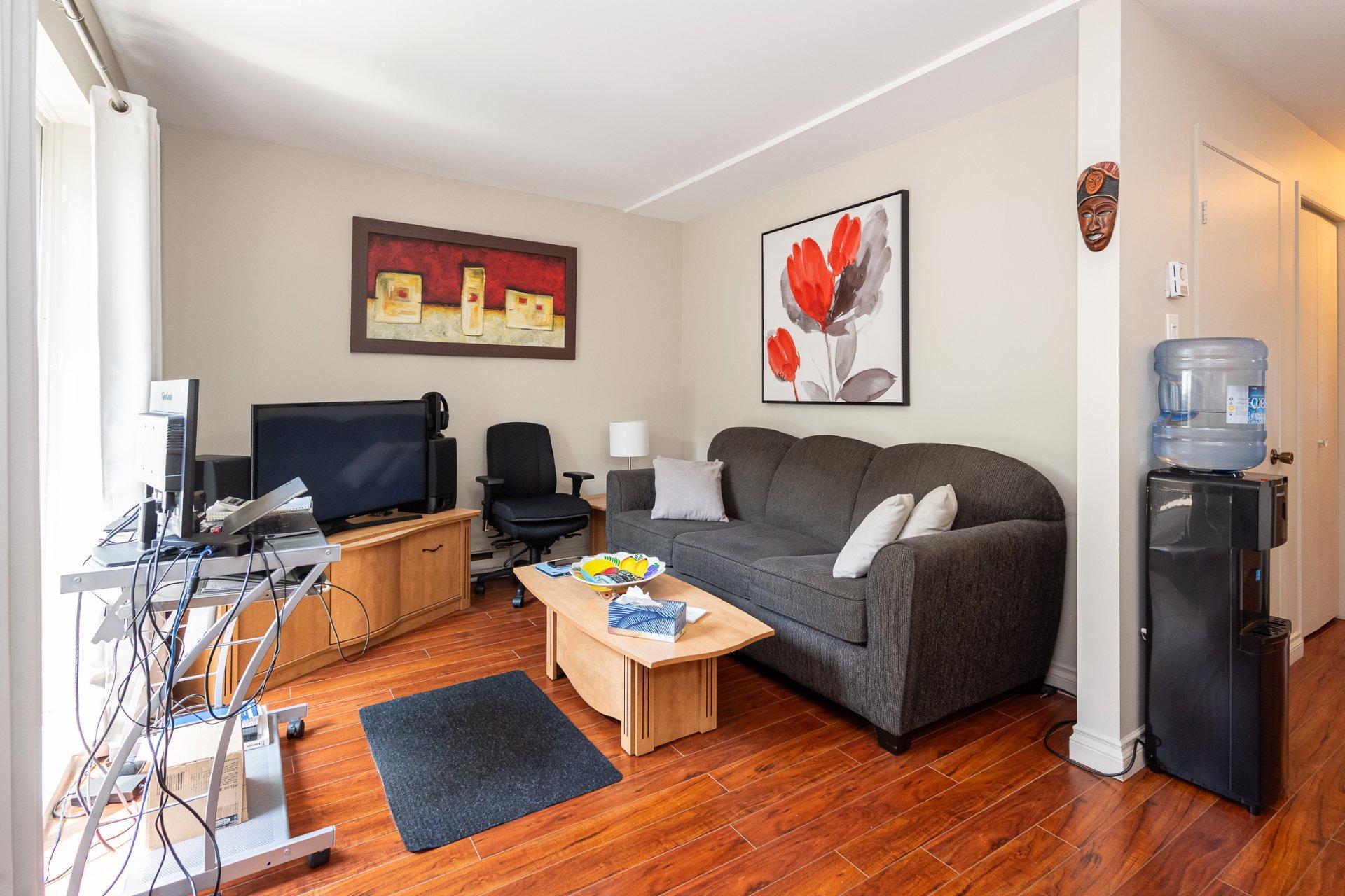 









1698

 - 1702


Rue de Touraine

,
Laval (Chomedey),




QC
H7N5W6

