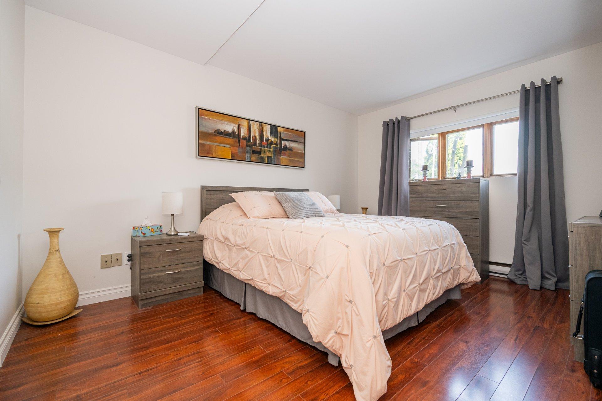 









1698

 - 1702


Rue de Touraine

,
Laval (Chomedey),




QC
H7N5W6

