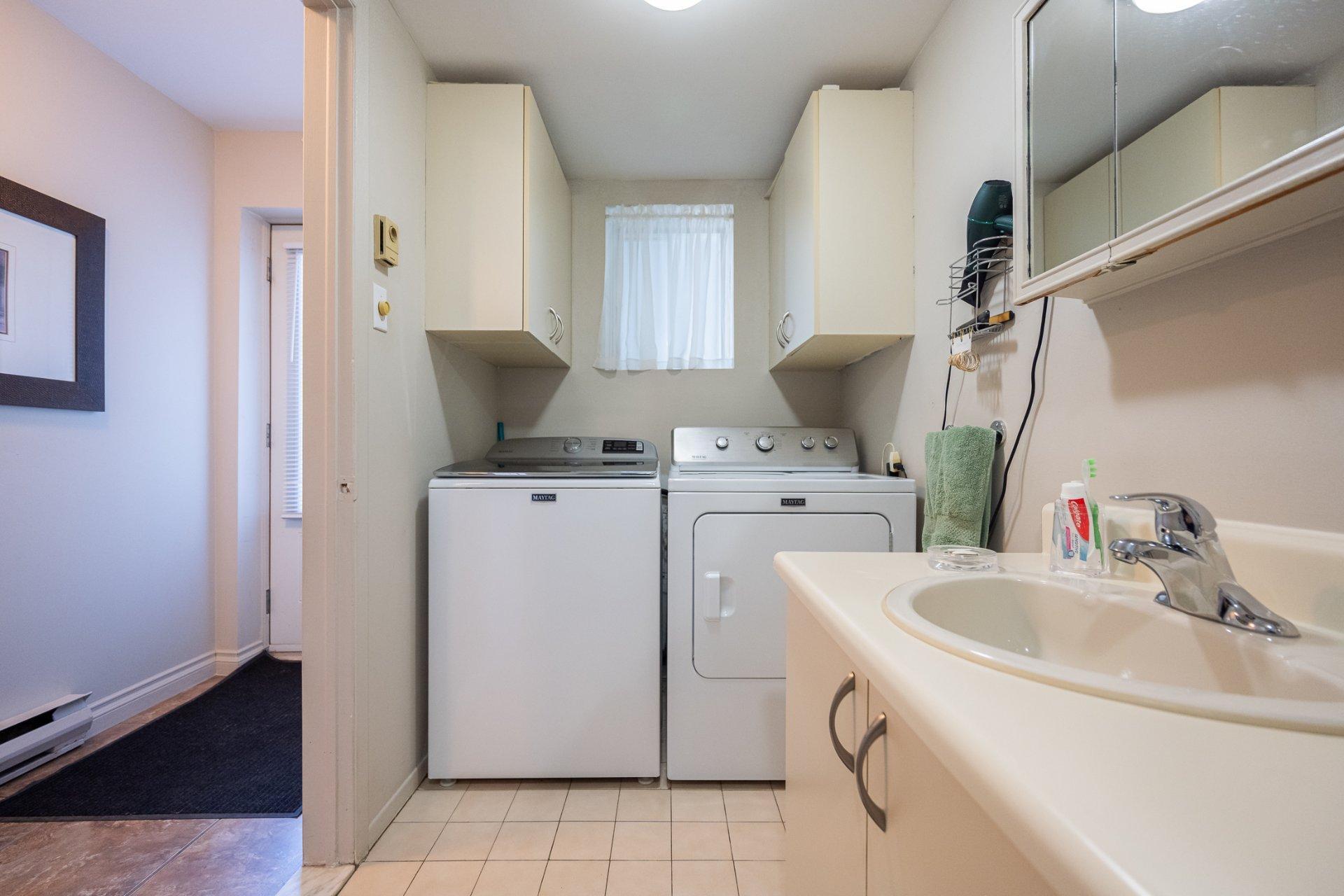 









1698

 - 1702


Rue de Touraine

,
Laval (Chomedey),




QC
H7N5W6

