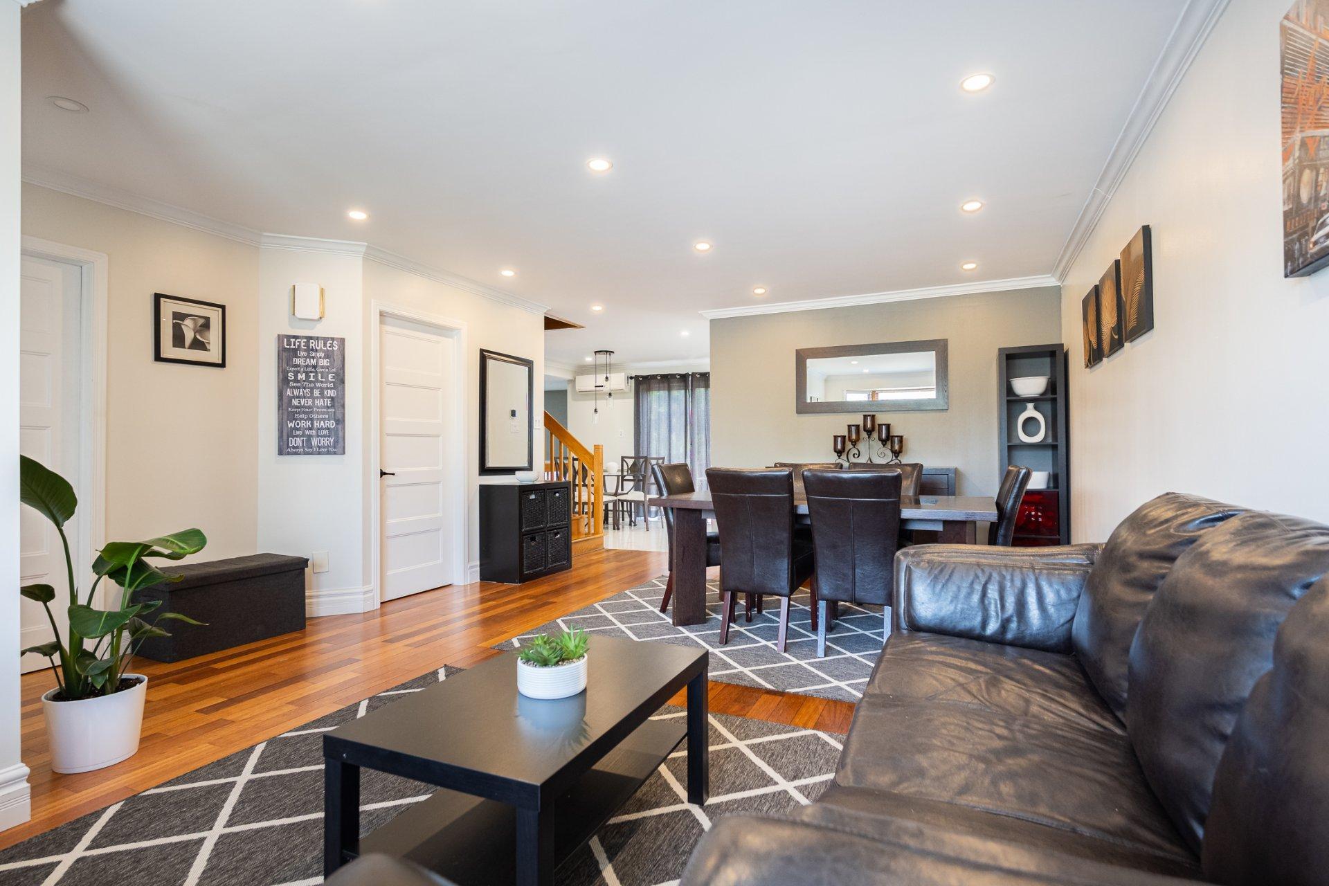 









1698

 - 1702


Rue de Touraine

,
Laval (Chomedey),




QC
H7N5W6

