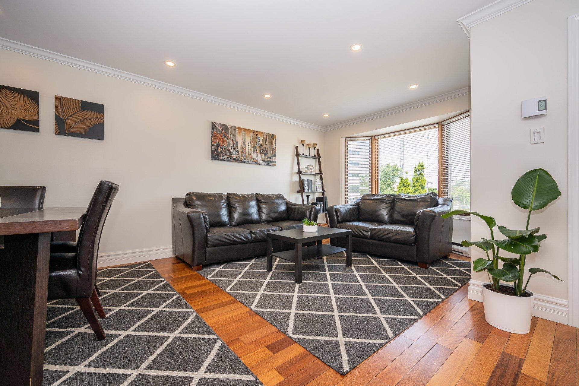 









1698

 - 1702


Rue de Touraine

,
Laval (Chomedey),




QC
H7N5W6

