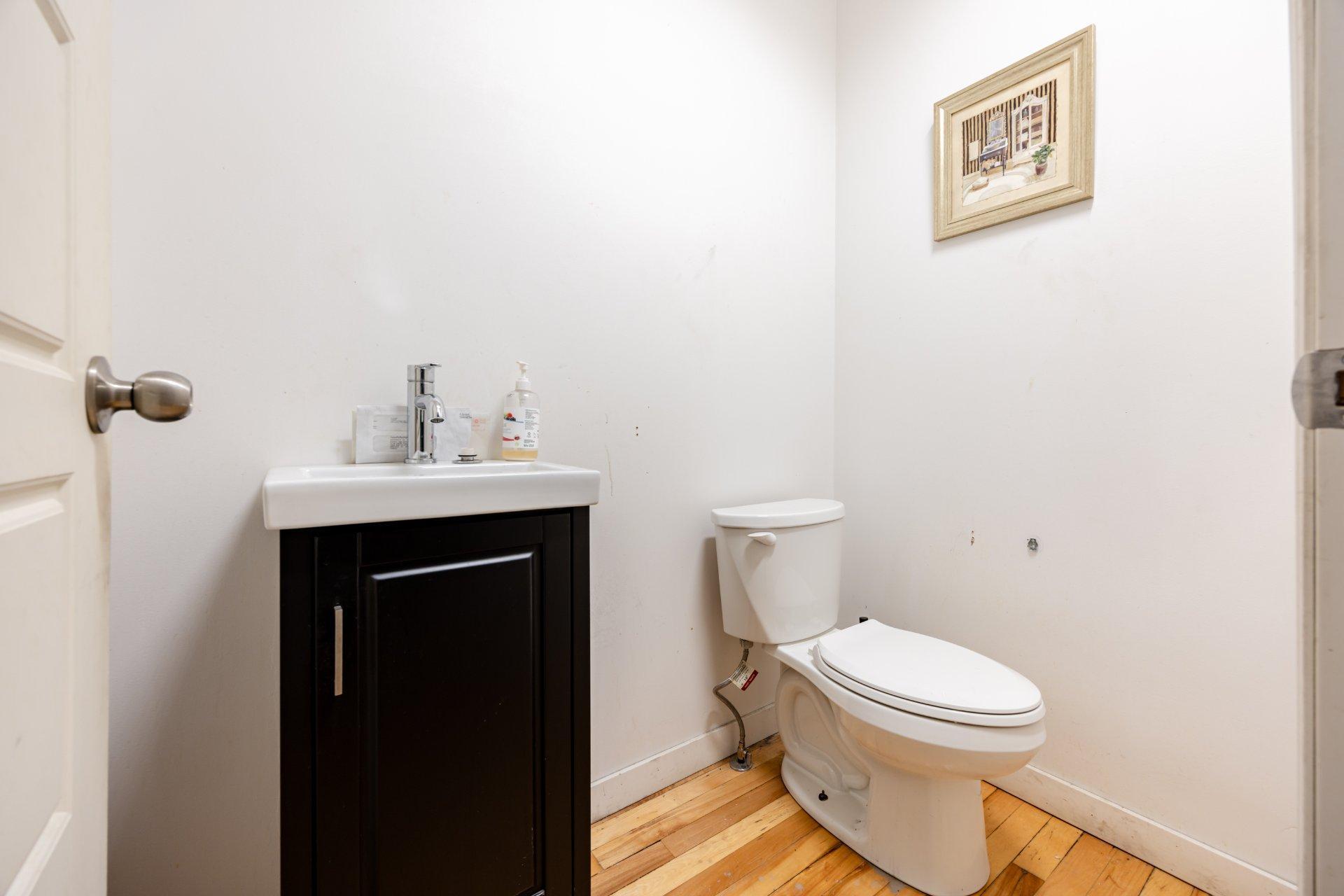 









1319

 - 1323


Rue Ste-Catherine E.

,
Montréal (Ville-Marie),




QC
H2L2H4

