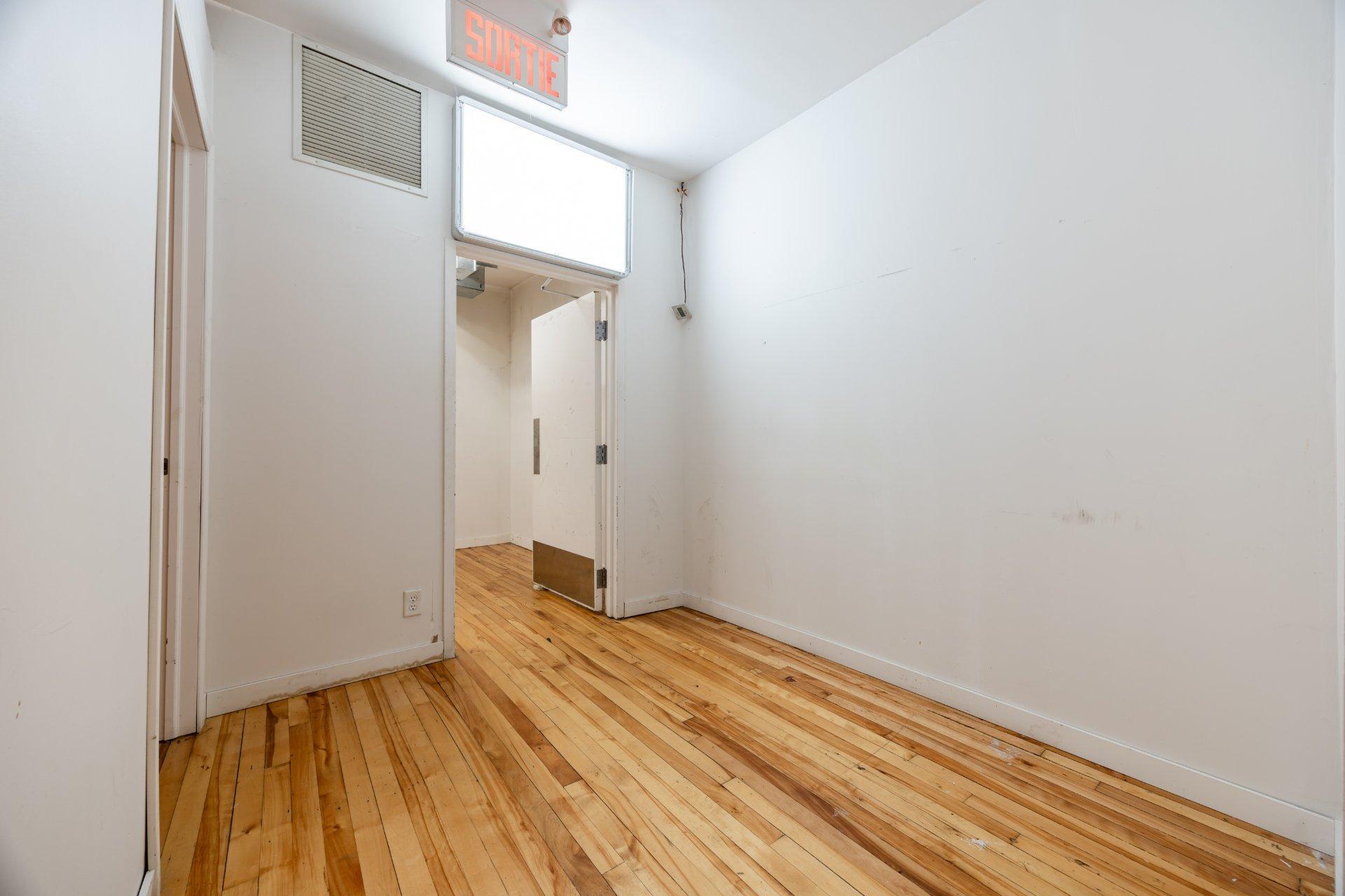 









1319

 - 1323


Rue Ste-Catherine E.

,
Montréal (Ville-Marie),




QC
H2L2H4

