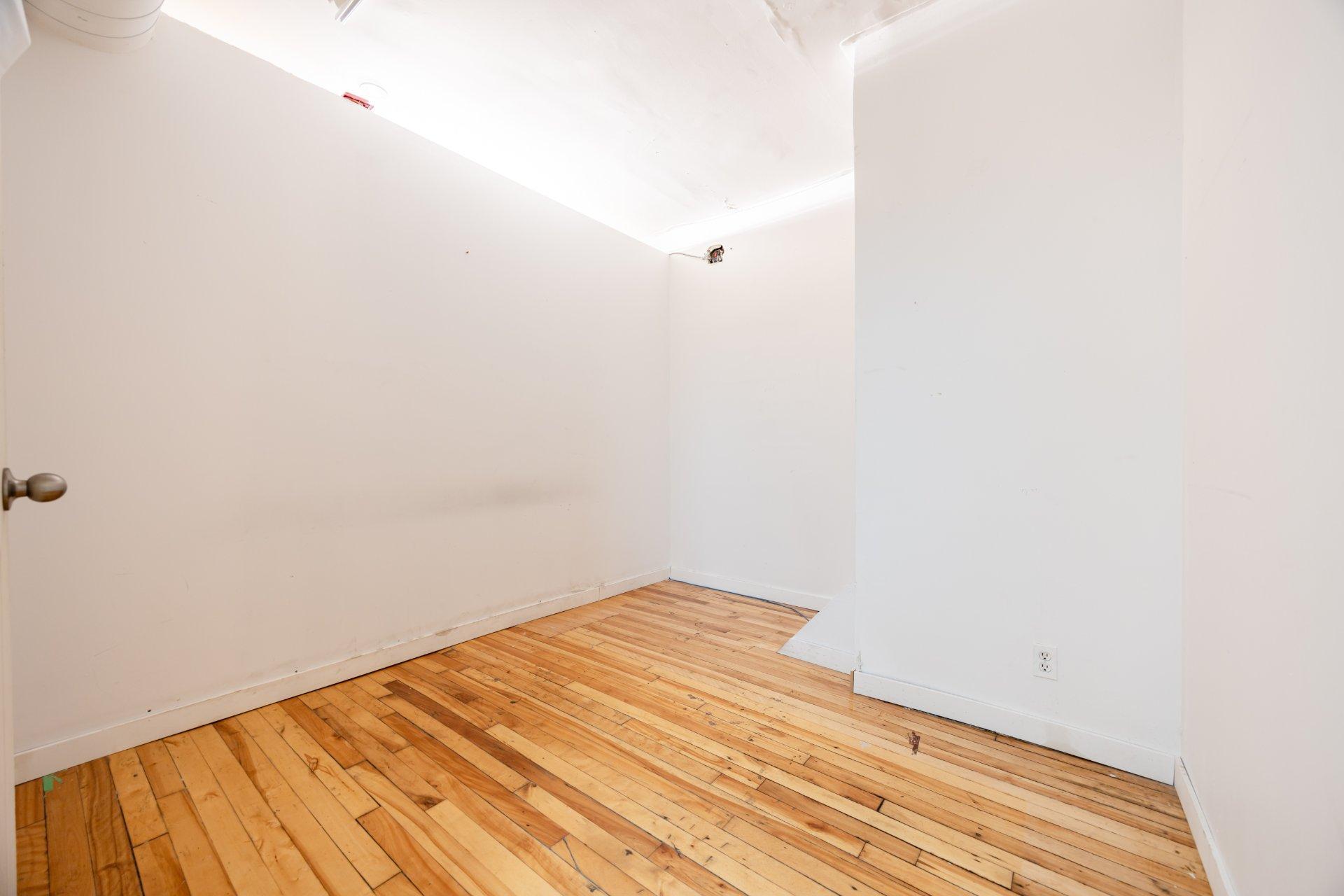 









1319

 - 1323


Rue Ste-Catherine E.

,
Montréal (Ville-Marie),




QC
H2L2H4

