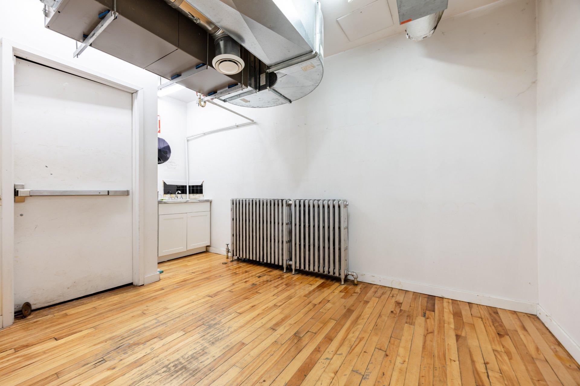 









1319

 - 1323


Rue Ste-Catherine E.

,
Montréal (Ville-Marie),




QC
H2L2H4

