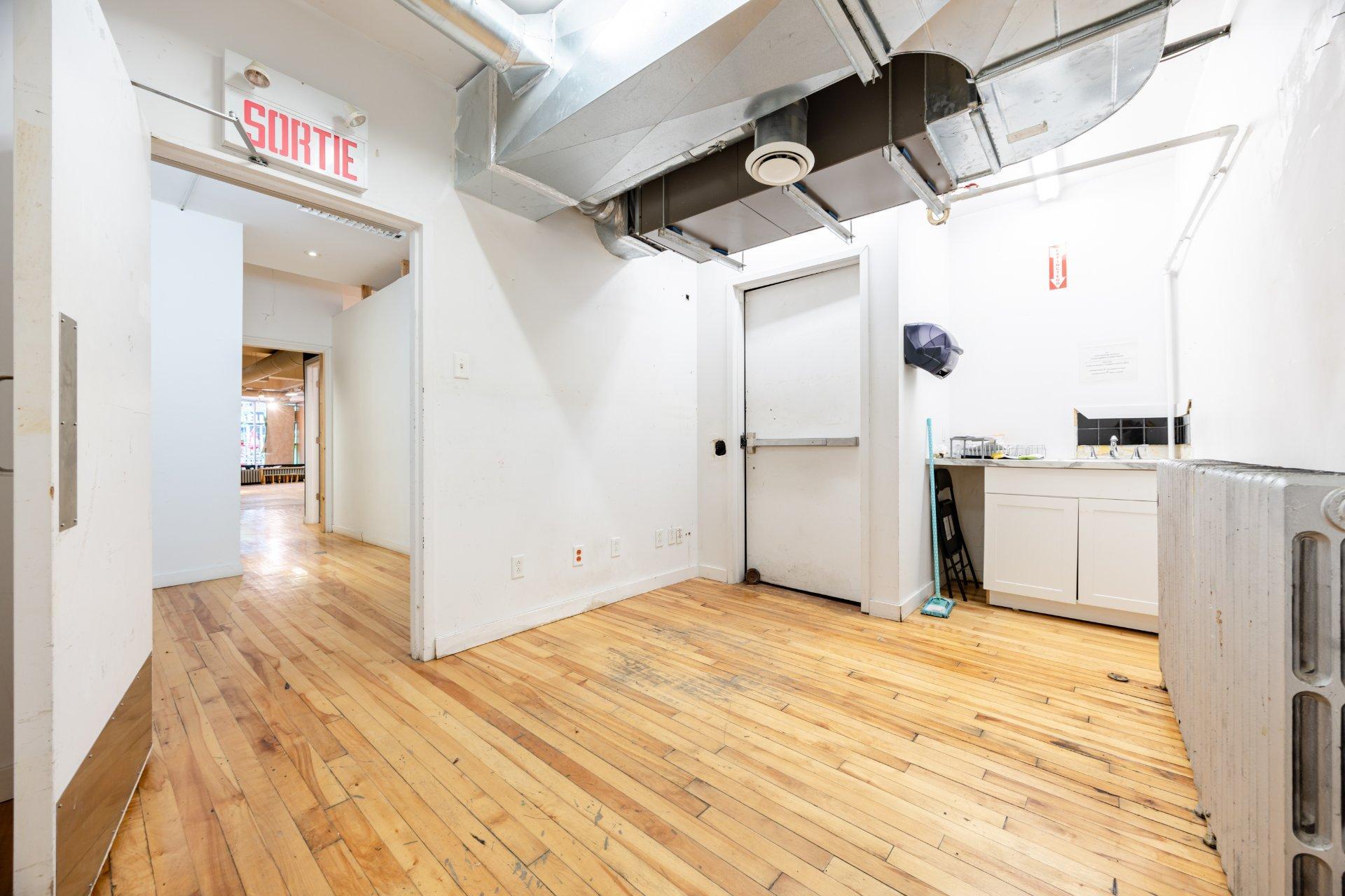 









1319

 - 1323


Rue Ste-Catherine E.

,
Montréal (Ville-Marie),




QC
H2L2H4

