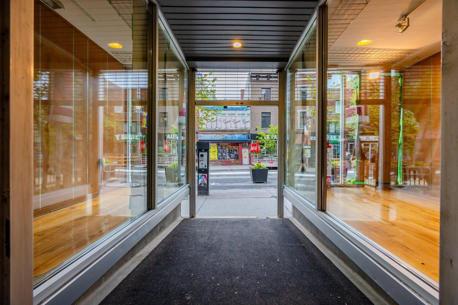 









1319

 - 1323


Rue Ste-Catherine E.

,
Montréal (Ville-Marie),




QC
H2L2H4

