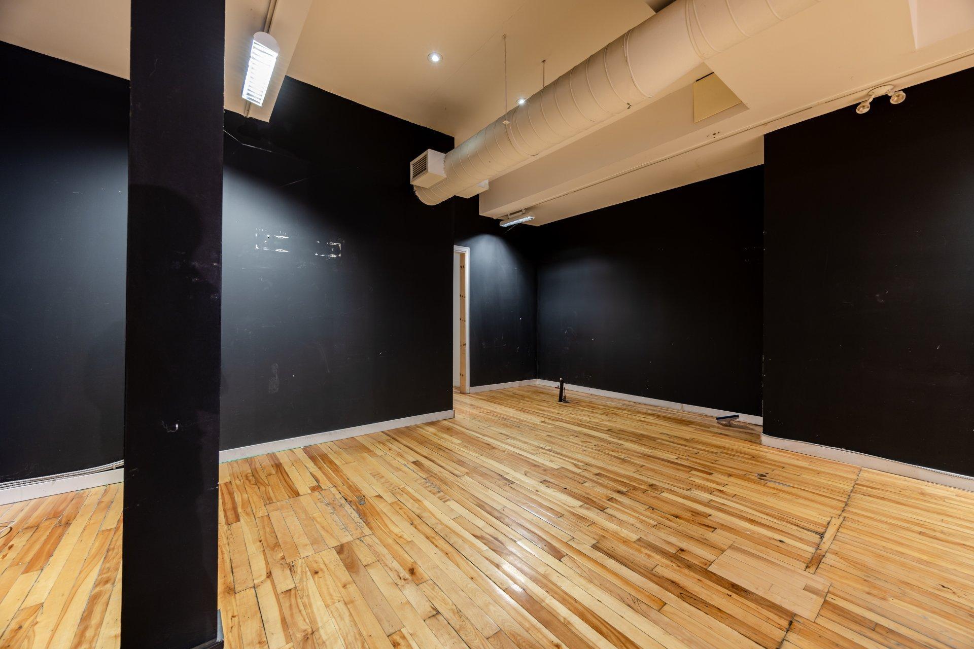 









1319

 - 1323


Rue Ste-Catherine E.

,
Montréal (Ville-Marie),




QC
H2L2H4

