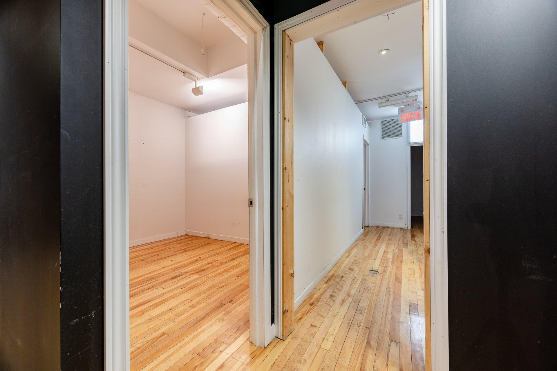 









1319

 - 1323


Rue Ste-Catherine E.

,
Montréal (Ville-Marie),




QC
H2L2H4

