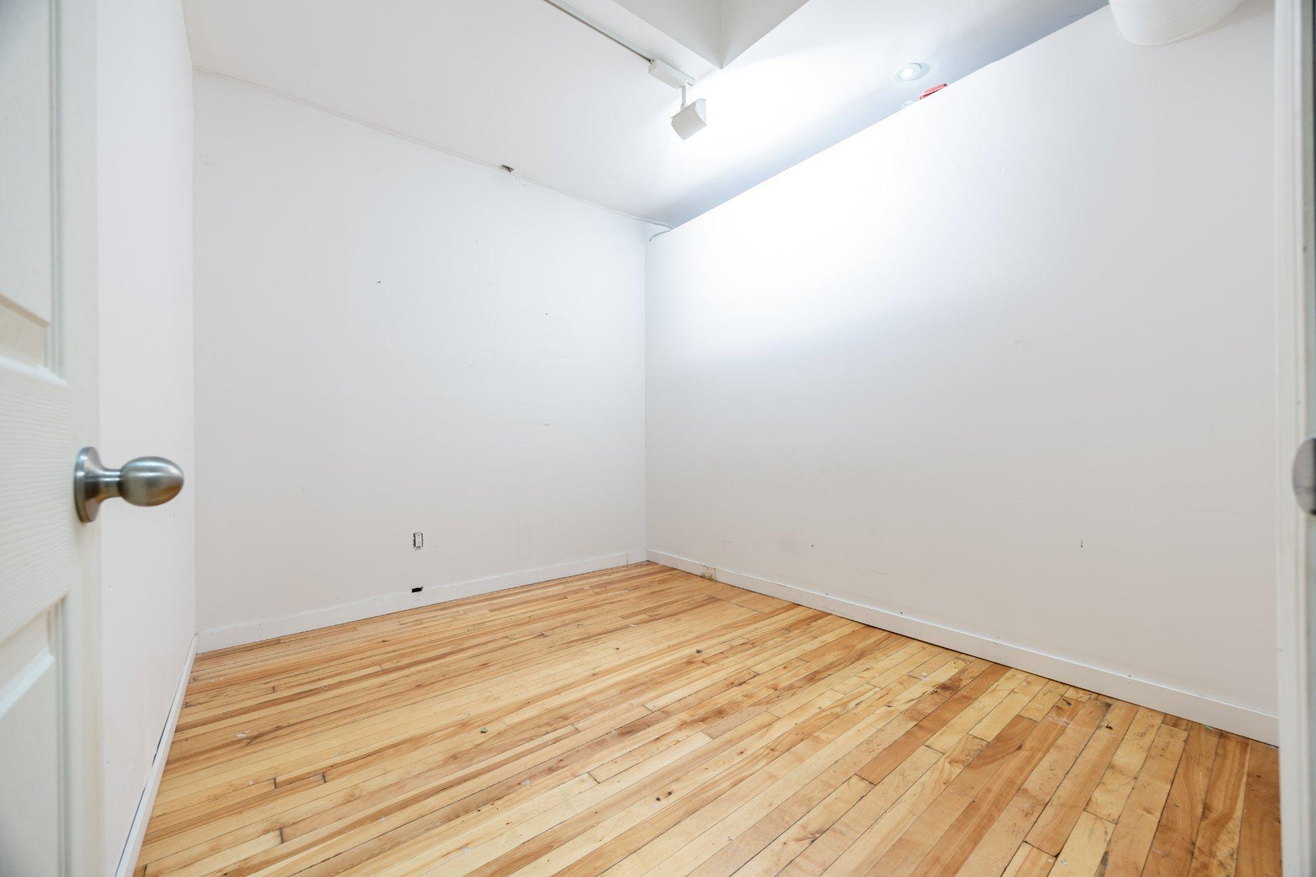 









1319

 - 1323


Rue Ste-Catherine E.

,
Montréal (Ville-Marie),




QC
H2L2H4


