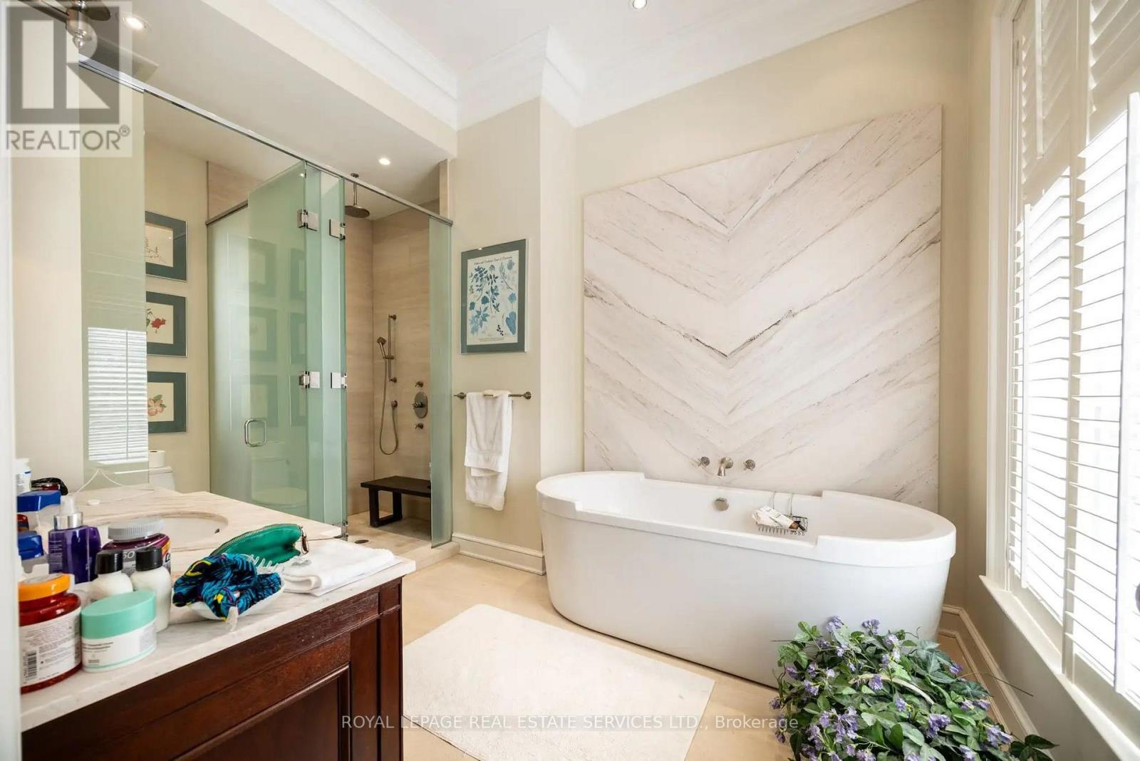 












27 HEATH STREET W

,
Toronto,




Ontario
M4V1T2

