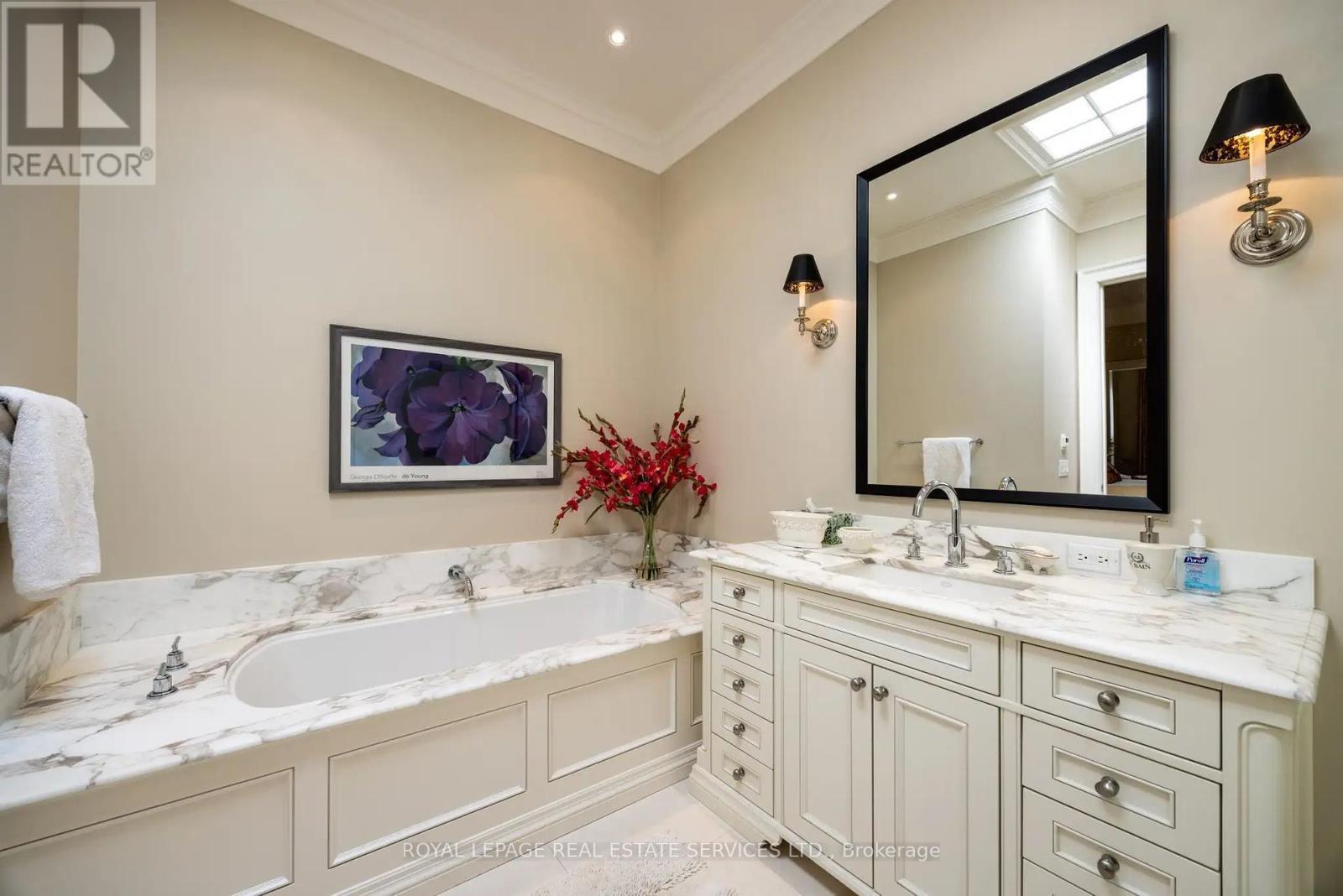












27 HEATH STREET W

,
Toronto,




Ontario
M4V1T2

